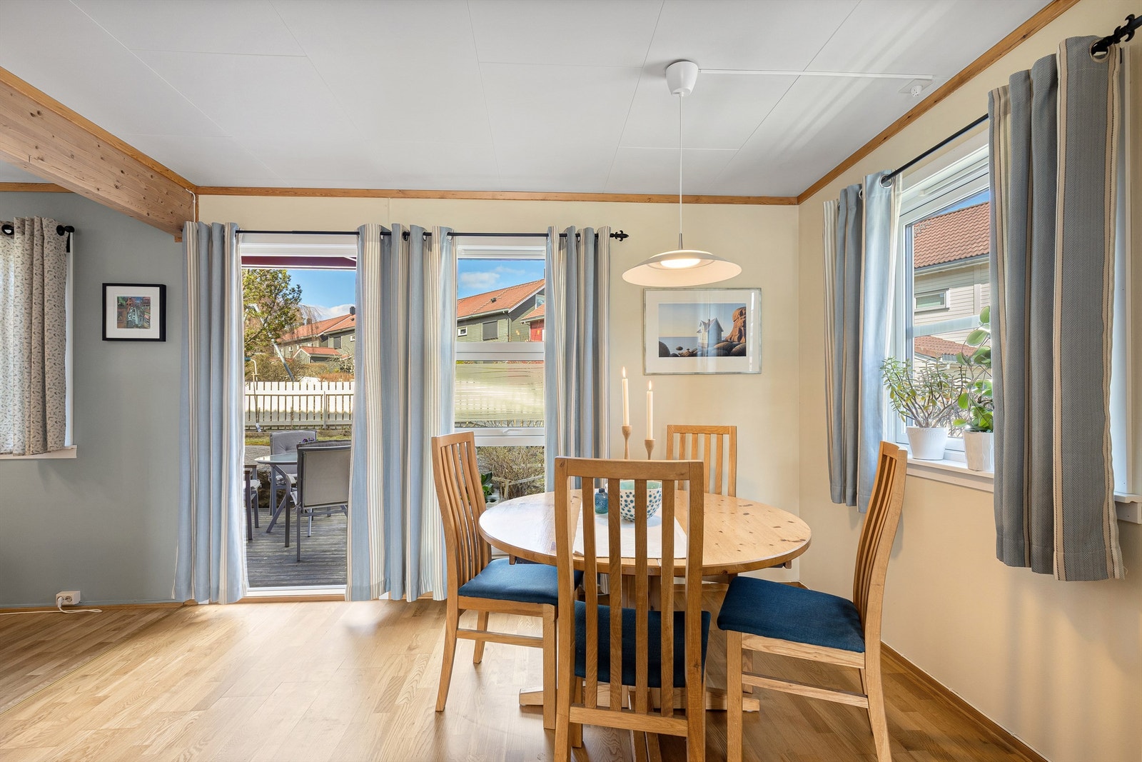 Fra stuen er det utgang til markterrasser på ca 21 og 19 kvm Galleribilde