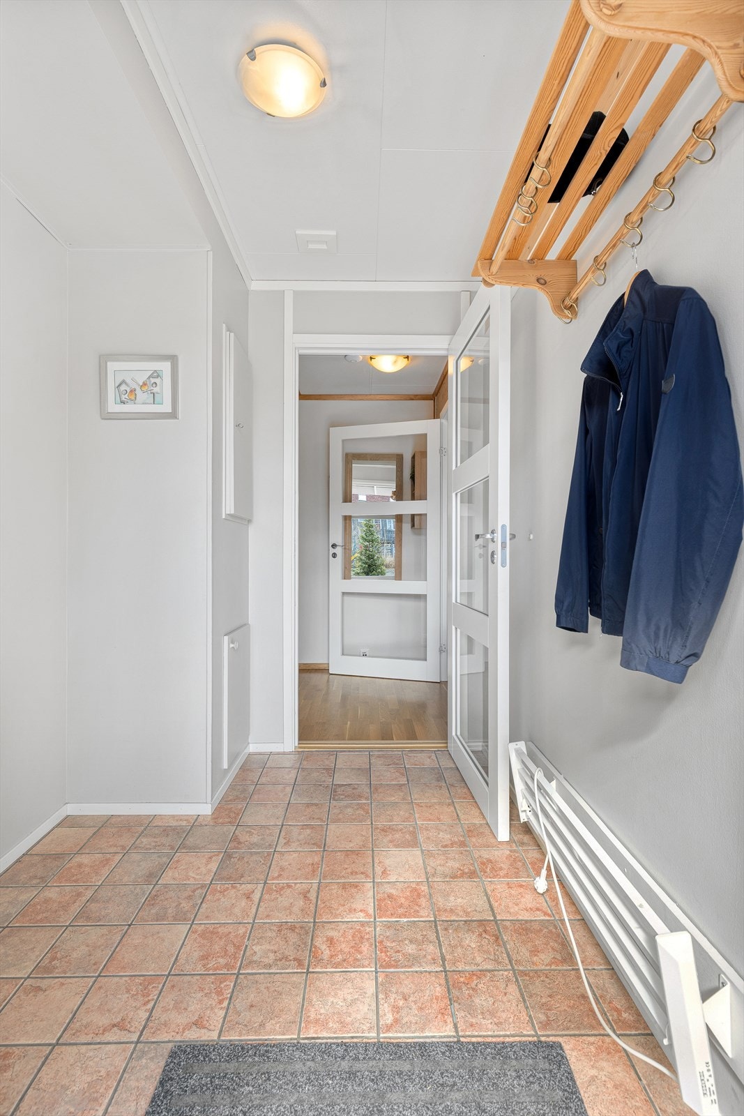 Sikringsskap og hovedstoppekran er plassert i entreen Galleribilde