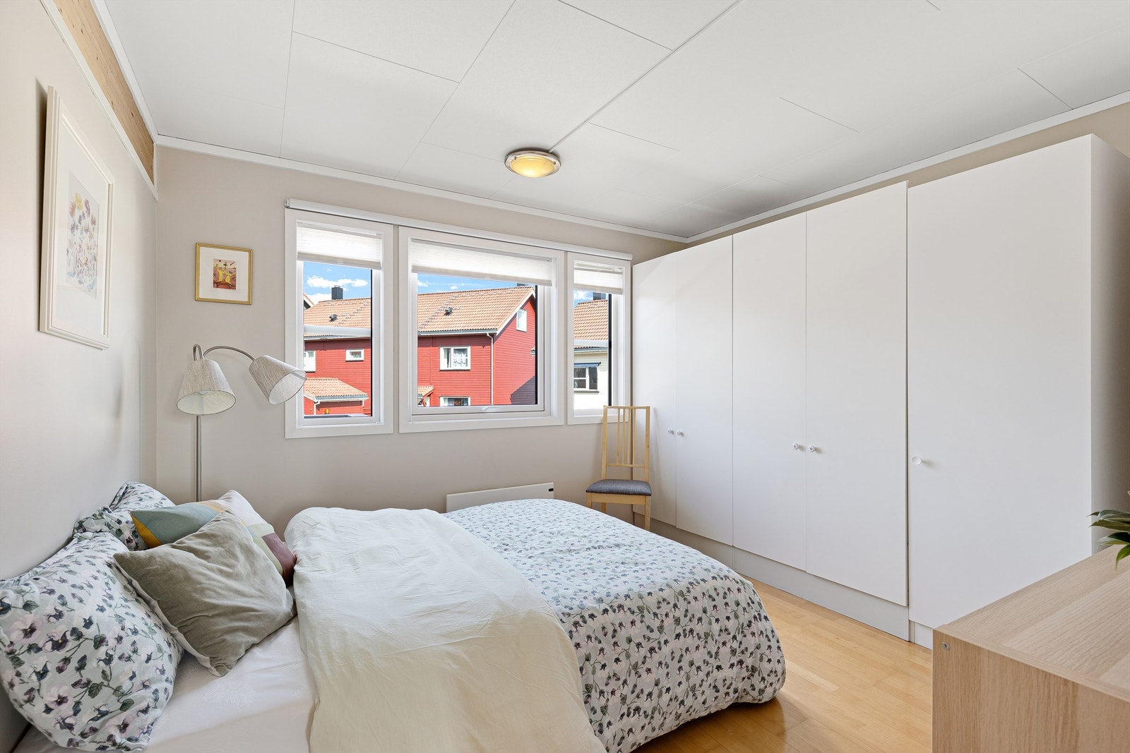 Soverom 1 har gode lysforhold og plass til dobbeltseng med nattbord på begge sider og stort garderobeskap Galleribilde