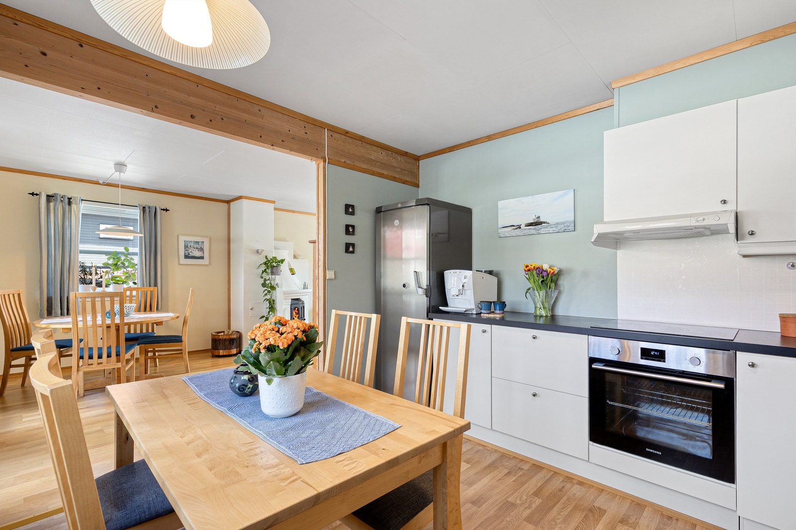 Integrerte hvitevarer som nedfelt induksjonstopp, stekeovn og oppvaskmaskin Galleribilde