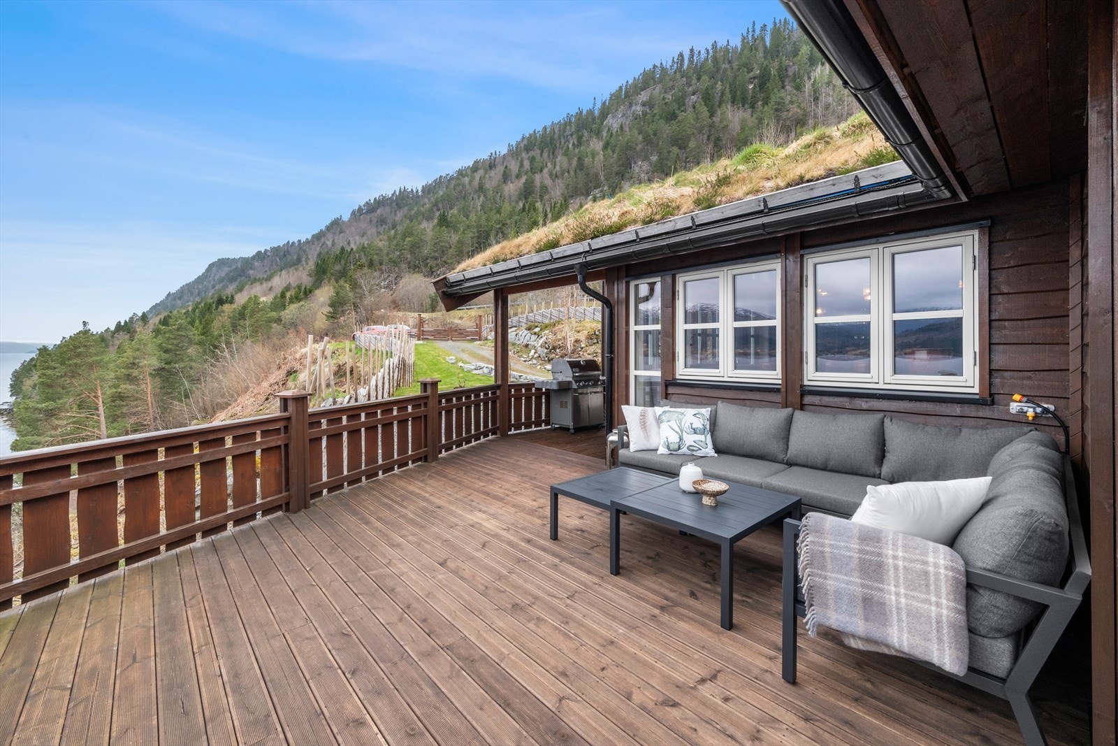 Stor terrasse i front av hytten Galleribilde