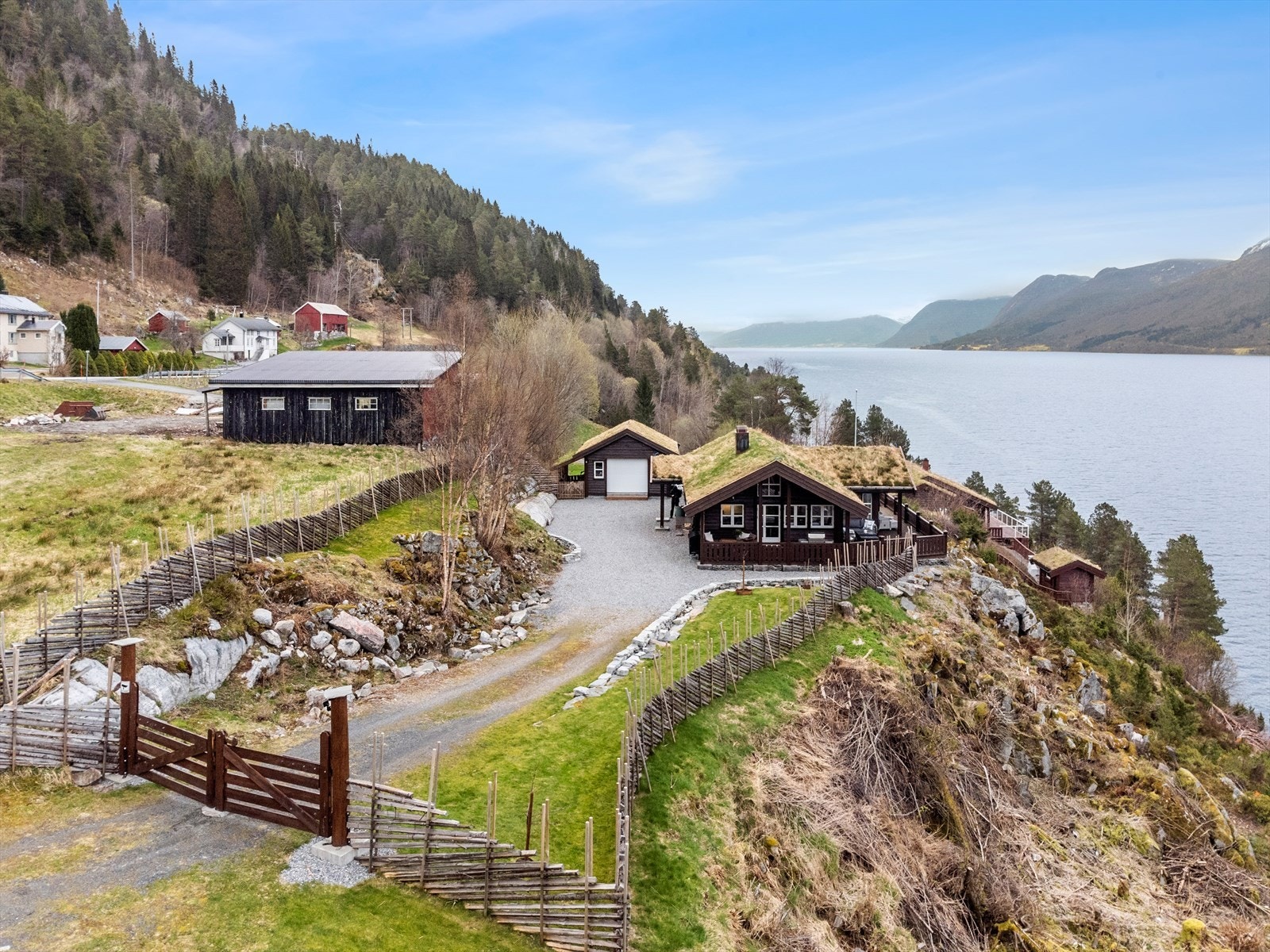 Eiendommen fra vest mot øst. Nybygd skigard med portal til eiendommen. Galleribilde