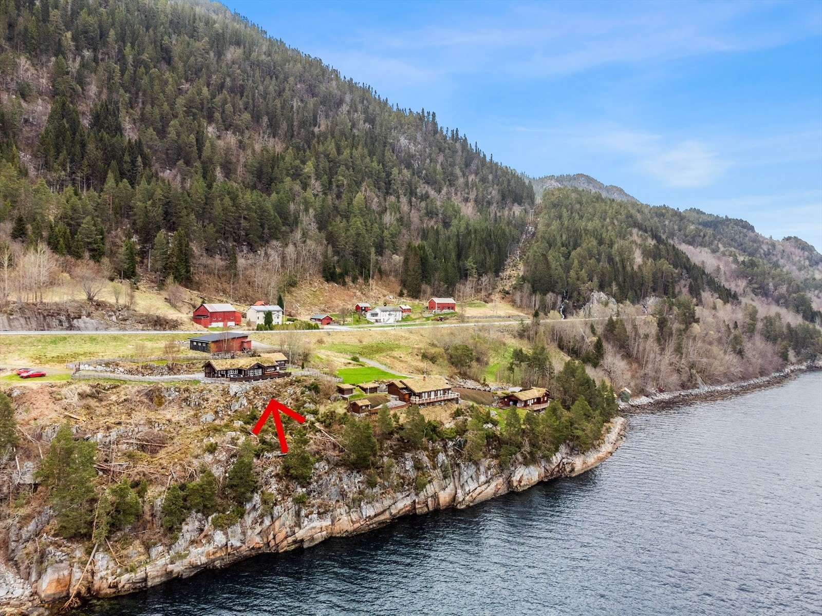 Hyttens plassering sett fra sjøsiden Galleribilde