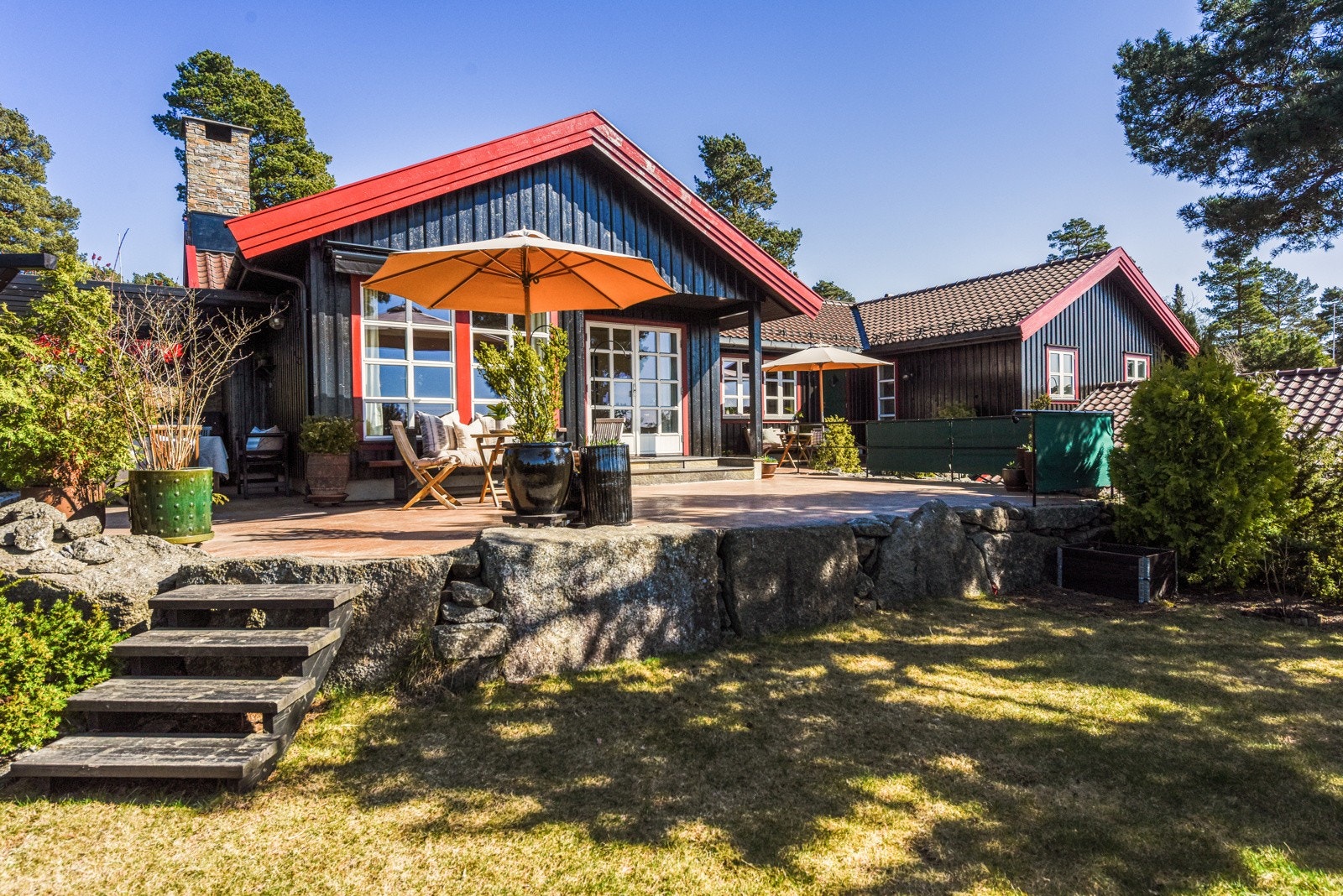 Fra uteplassen er det trapp ned til hagedel og naturtomt Galleribilde