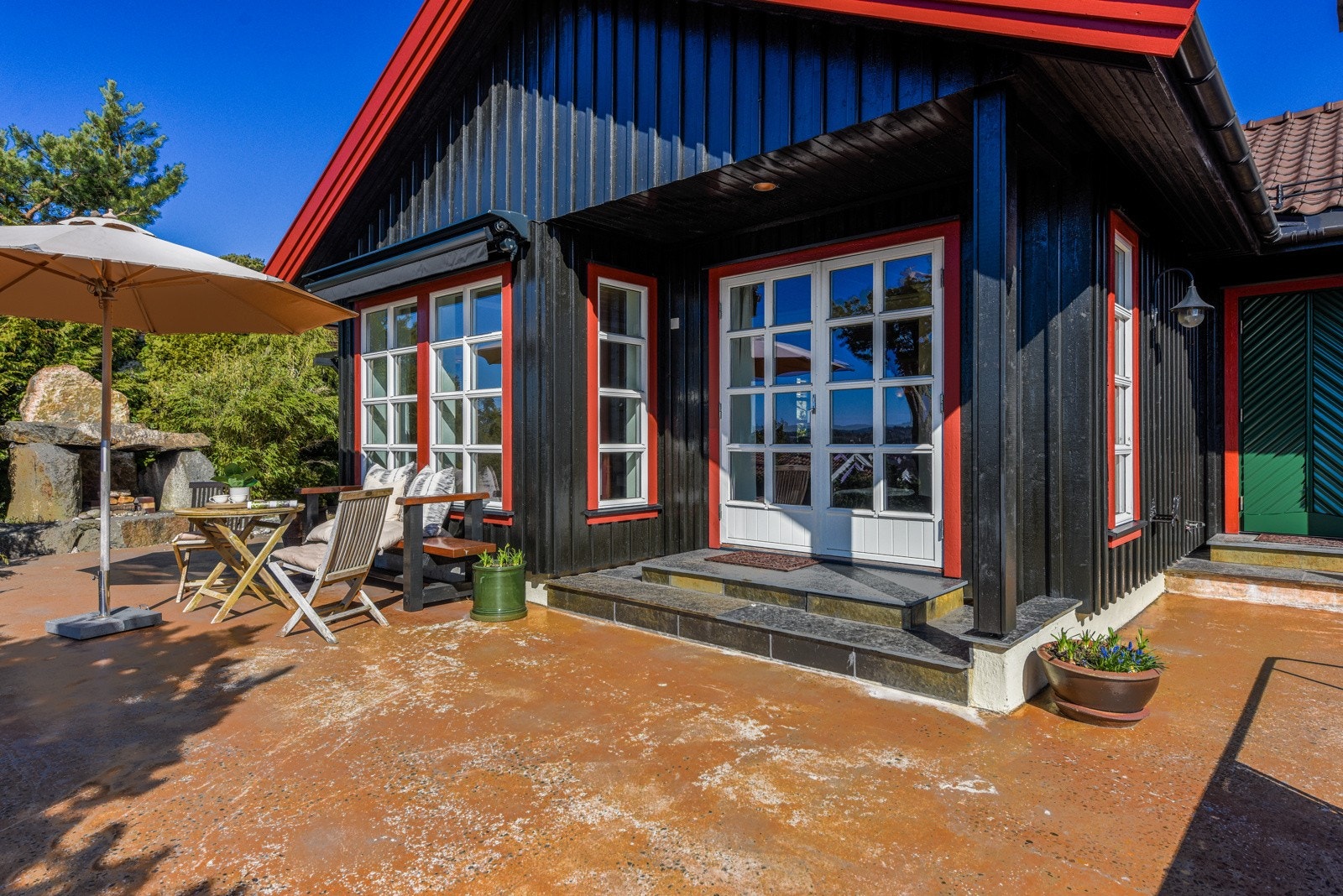Boligen har et terrasseareal på over 80 m2 - Her kan du flytte deg etter solen Galleribilde