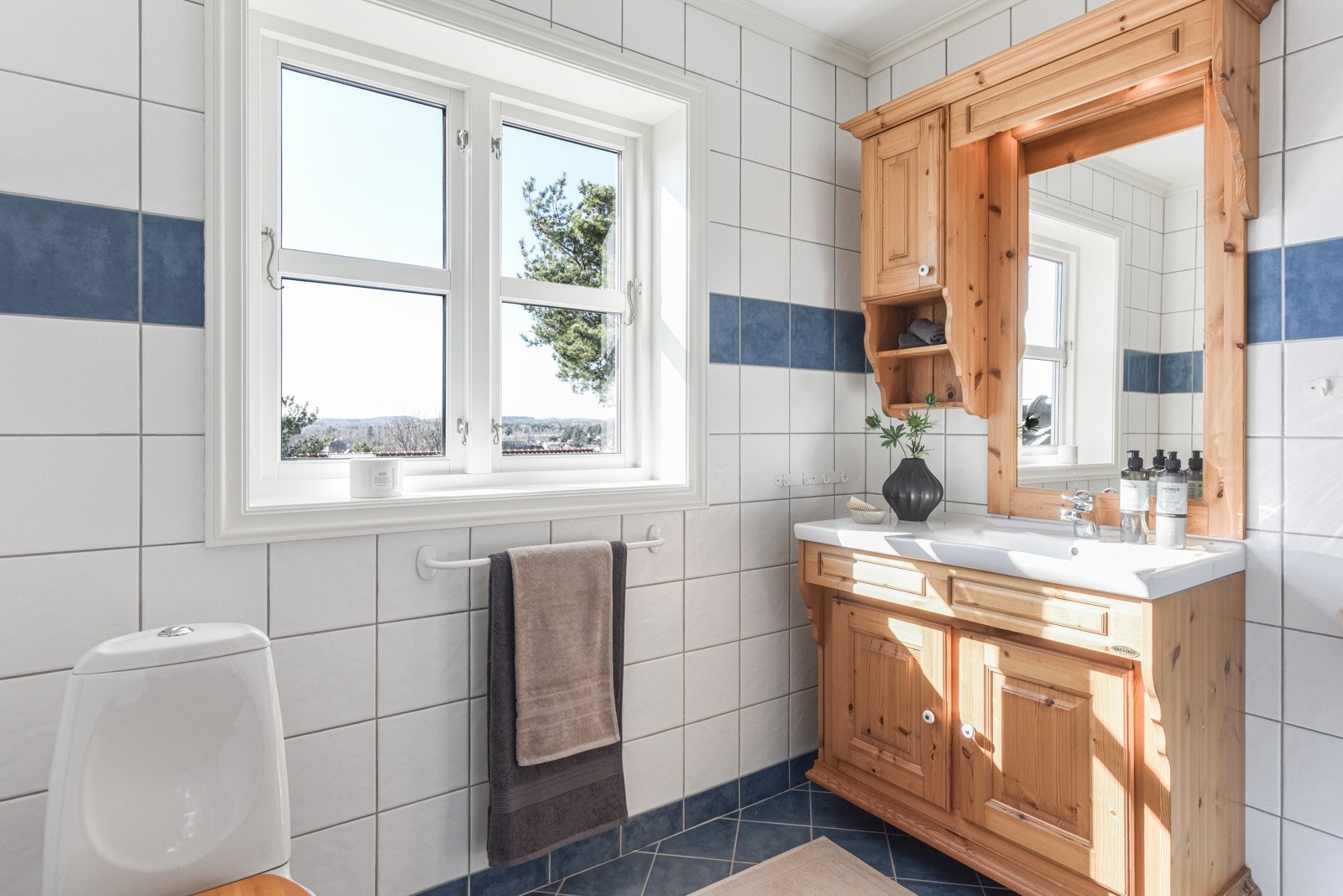 Med to bad slipper du morgenkøen - praktisk og tidsbesparende for hele familien, spesielt i de travleste periodene Galleribilde