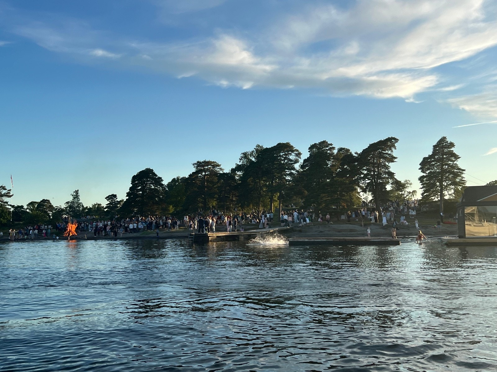 På Granholmen er det et yrende liv hele sommeren - her fra St. Hansfeiring Galleribilde