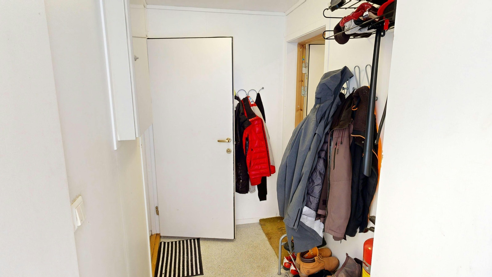 Praktisk inngangsparti som deles med naboleiligheten. Galleribilde