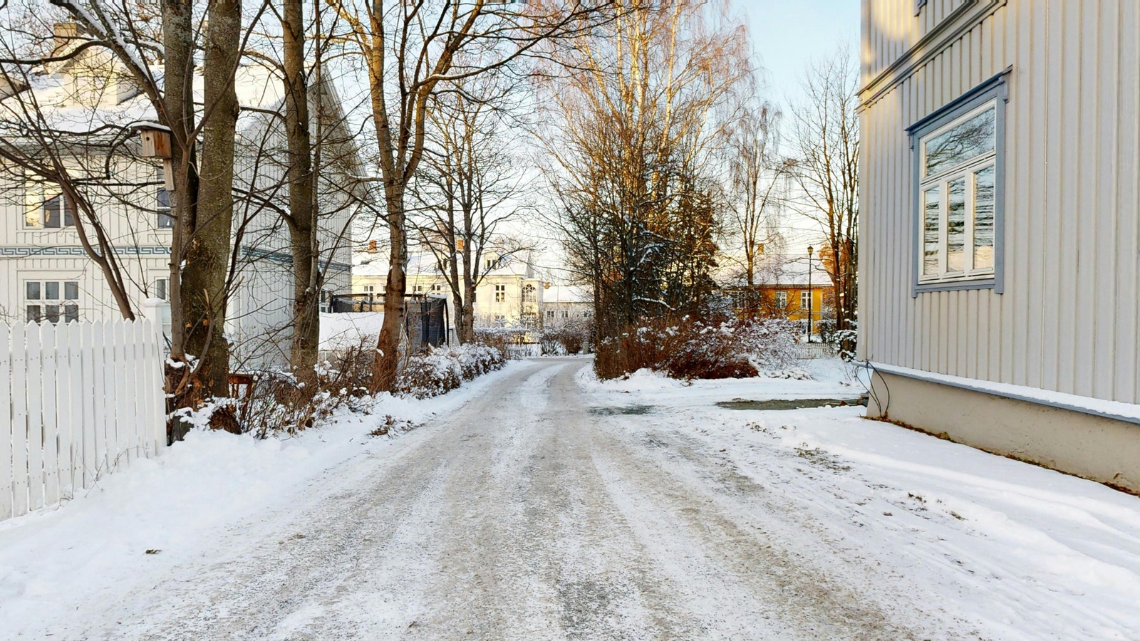 Innkjørsel fra Øvre Allè. Rolig, skjermet og behagelig plassering. Galleribilde