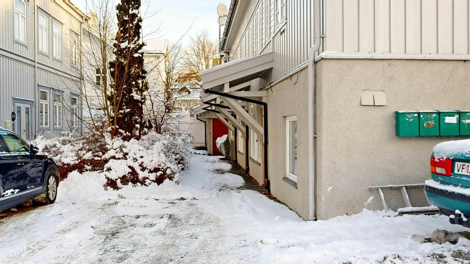 Fasade. Flotte entretak over inngangsdørene. Galleribilde