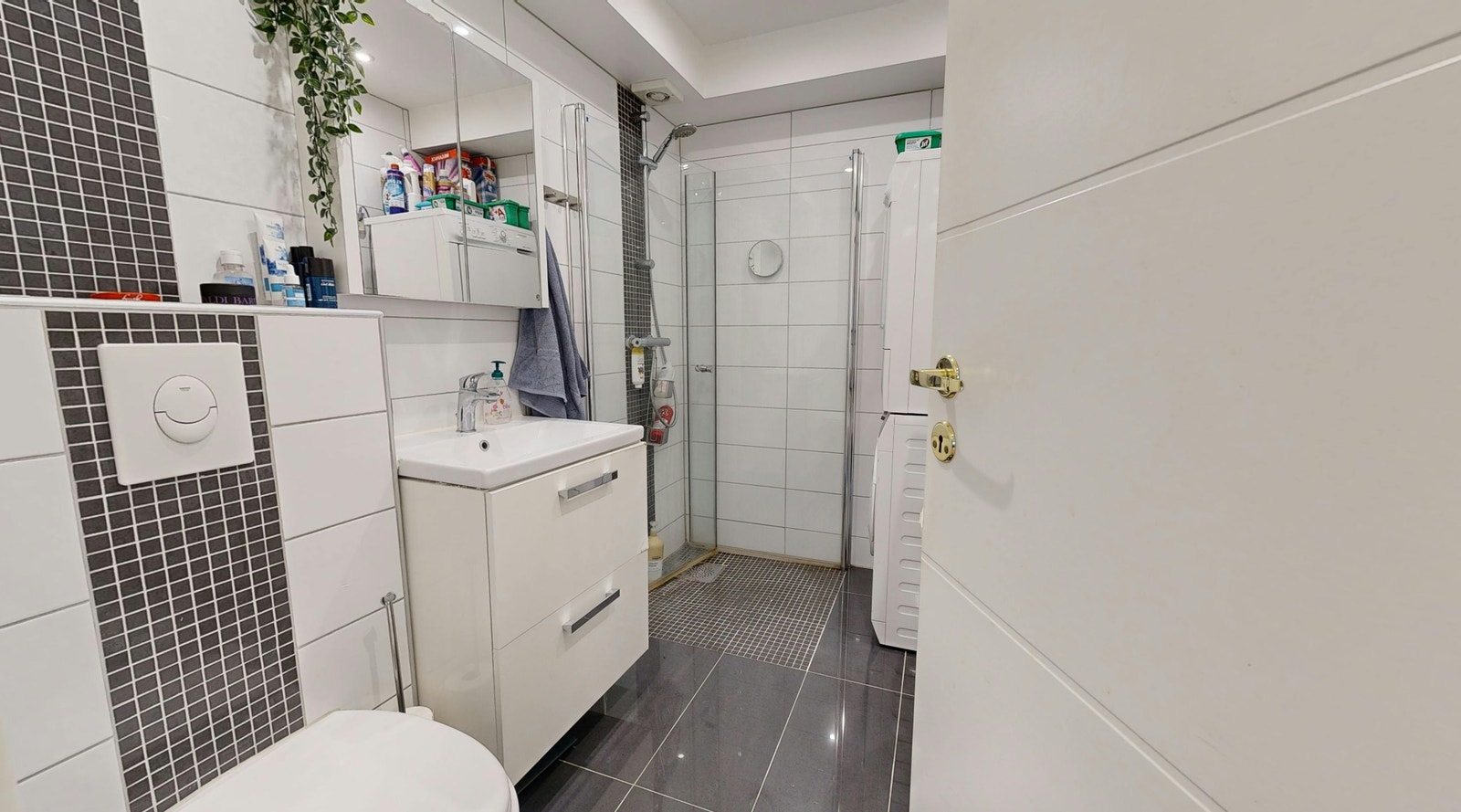 Bad badet er på ca 5 kvm med god plass. Vaskemaskin står på badet Galleribilde