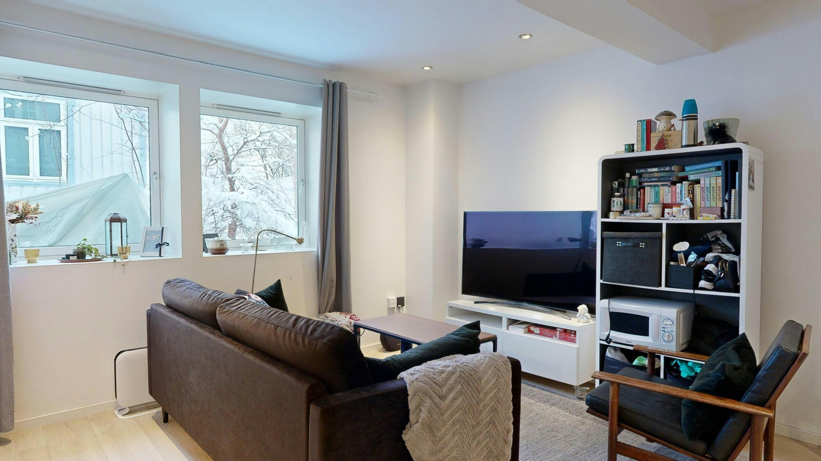 Sofa og tv samt sofabord Galleribilde