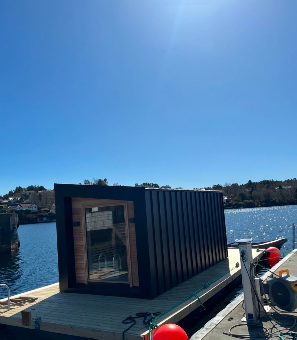 Nyt sjøutsikt fra badstuen - og hopp rett i havet etterpå. Galleribilde