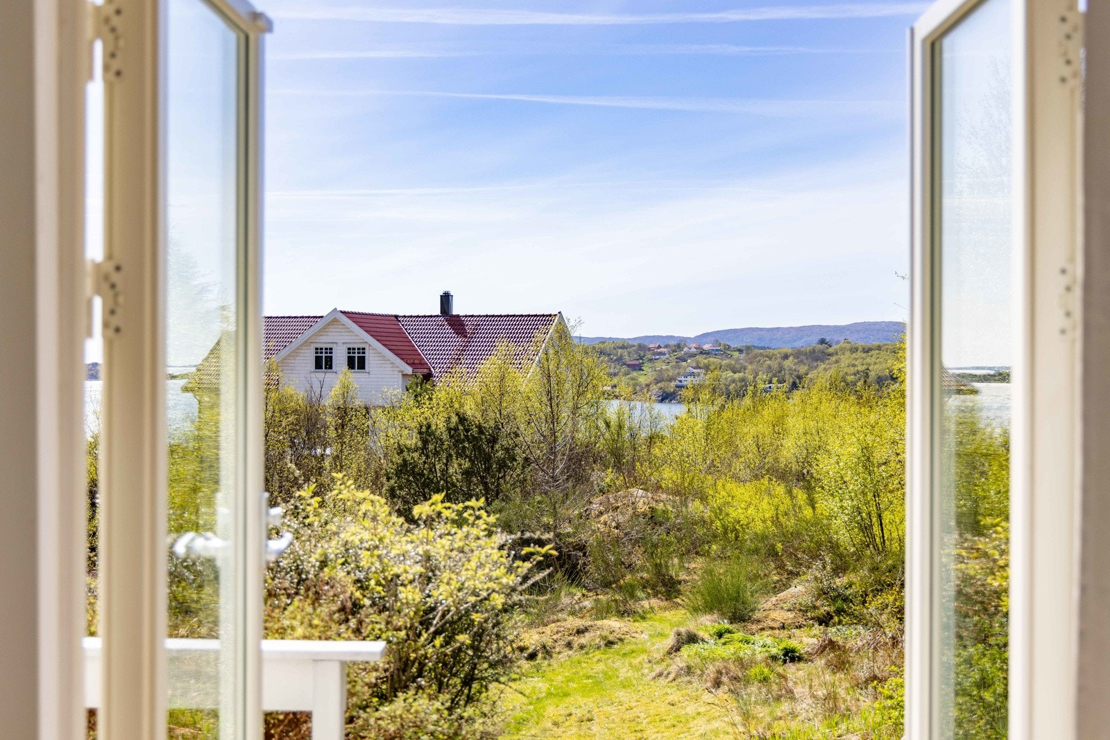 Rommet åpner seg mot hagen, og sommeren slipper stille inn. Galleribilde