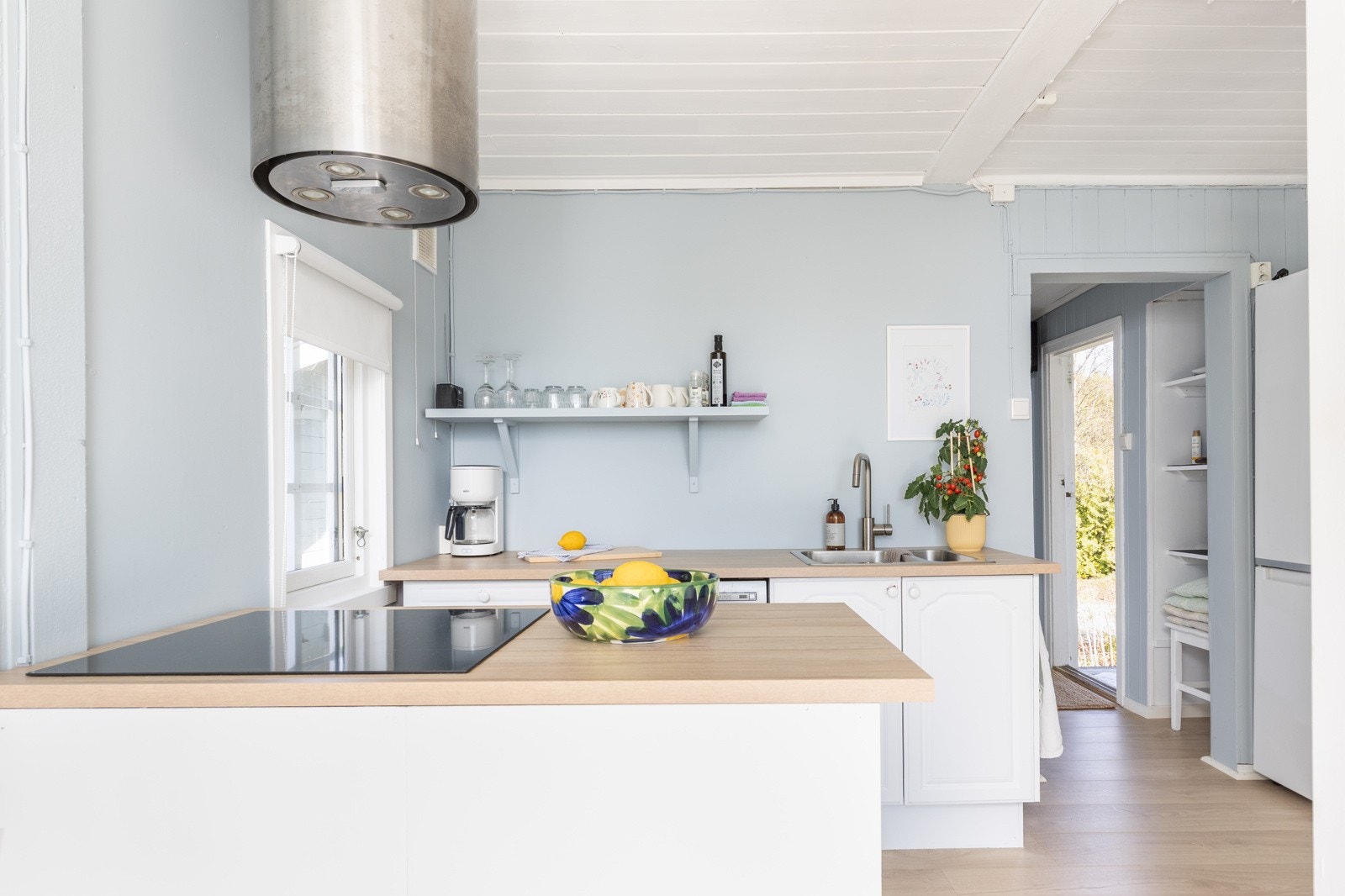 Kjøkkenet ligger i en egen, tilbaketrukket sone, men allikevel sosialt og inkluderende. Galleribilde