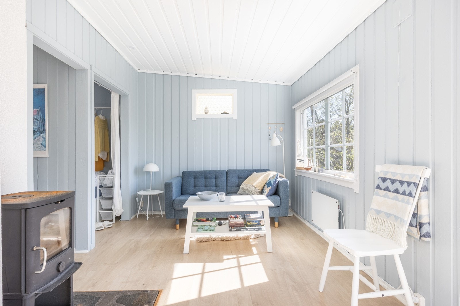 Den åpne planløsningen skaper flyt mellom stue, kjøkken og spiseplass. Galleribilde