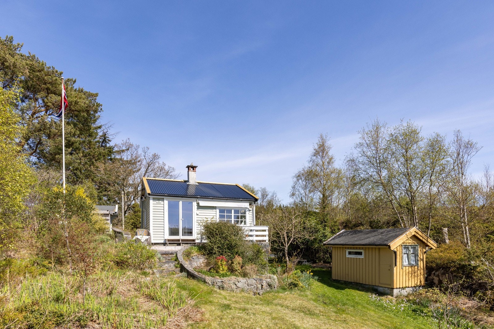 Solrik og skjermet tomt på 2,6 mål - perfekt for både lek og avslapning. Galleribilde