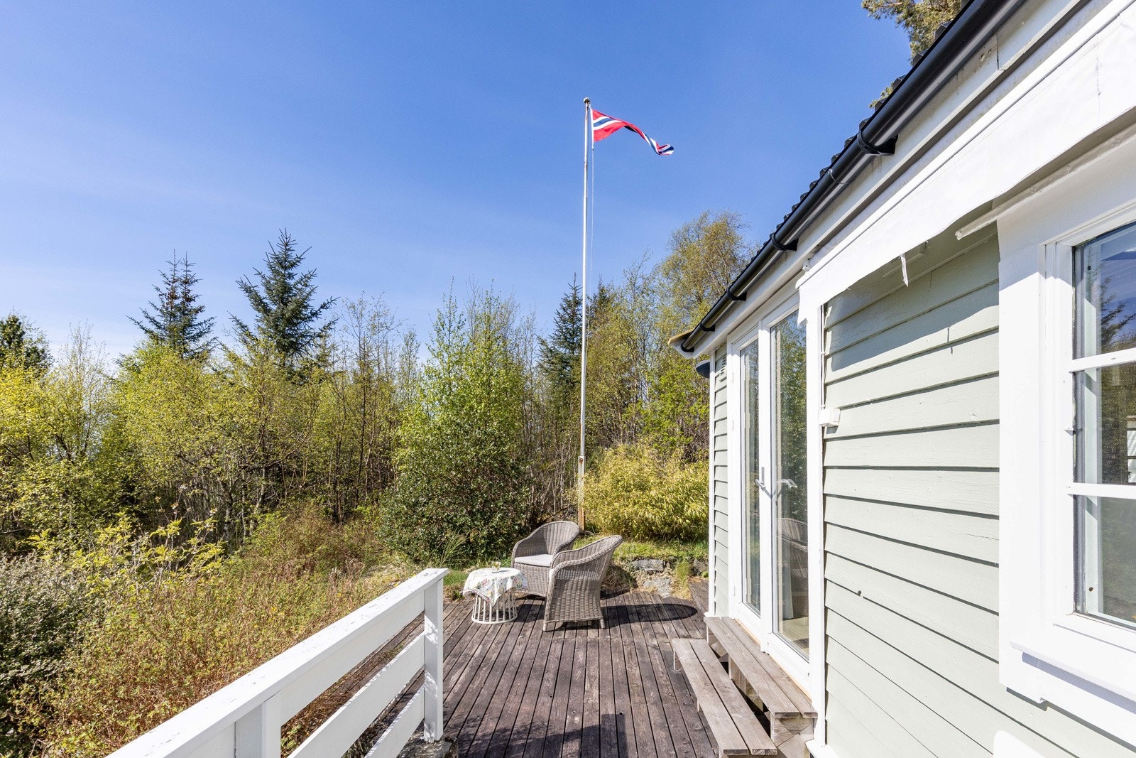 Solen holder seg lenge - perfekt for middager, spill og samtaler i gyllent lys. Galleribilde