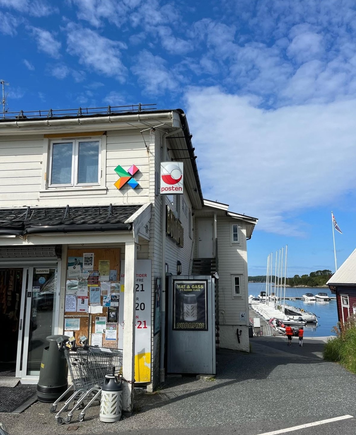 Praktisk nærbutikk i hyggelige omgivelser - perfekt nærhet når behovet melder seg. Galleribilde