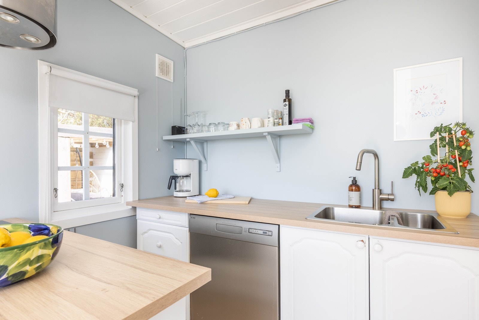 God benkeflate, moderne hvitevarer og naturlig flyt mot spiseplassen. Galleribilde