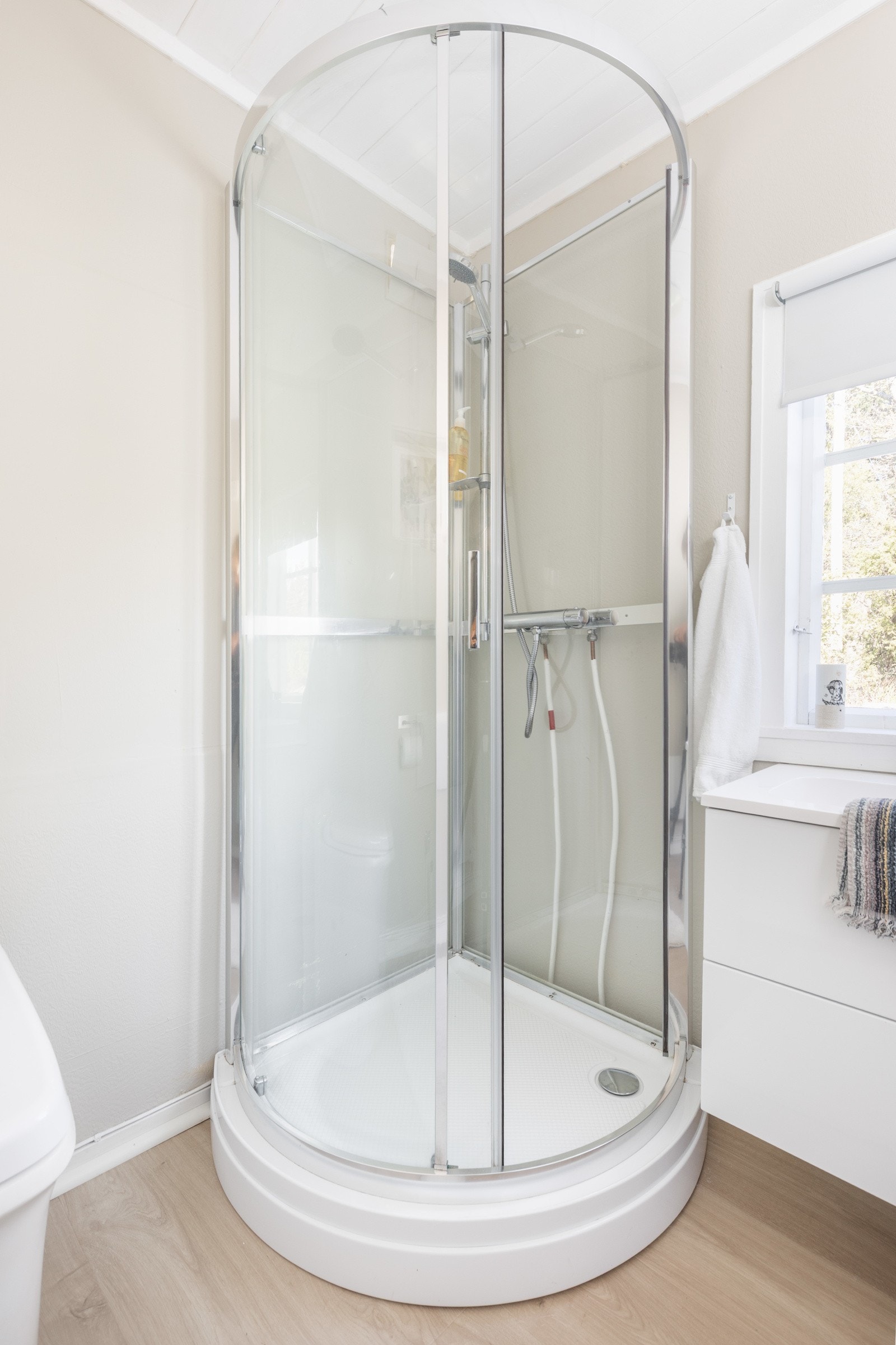 Et funksjonelt bad tilpasset hytteliv - med alt du trenger. Galleribilde