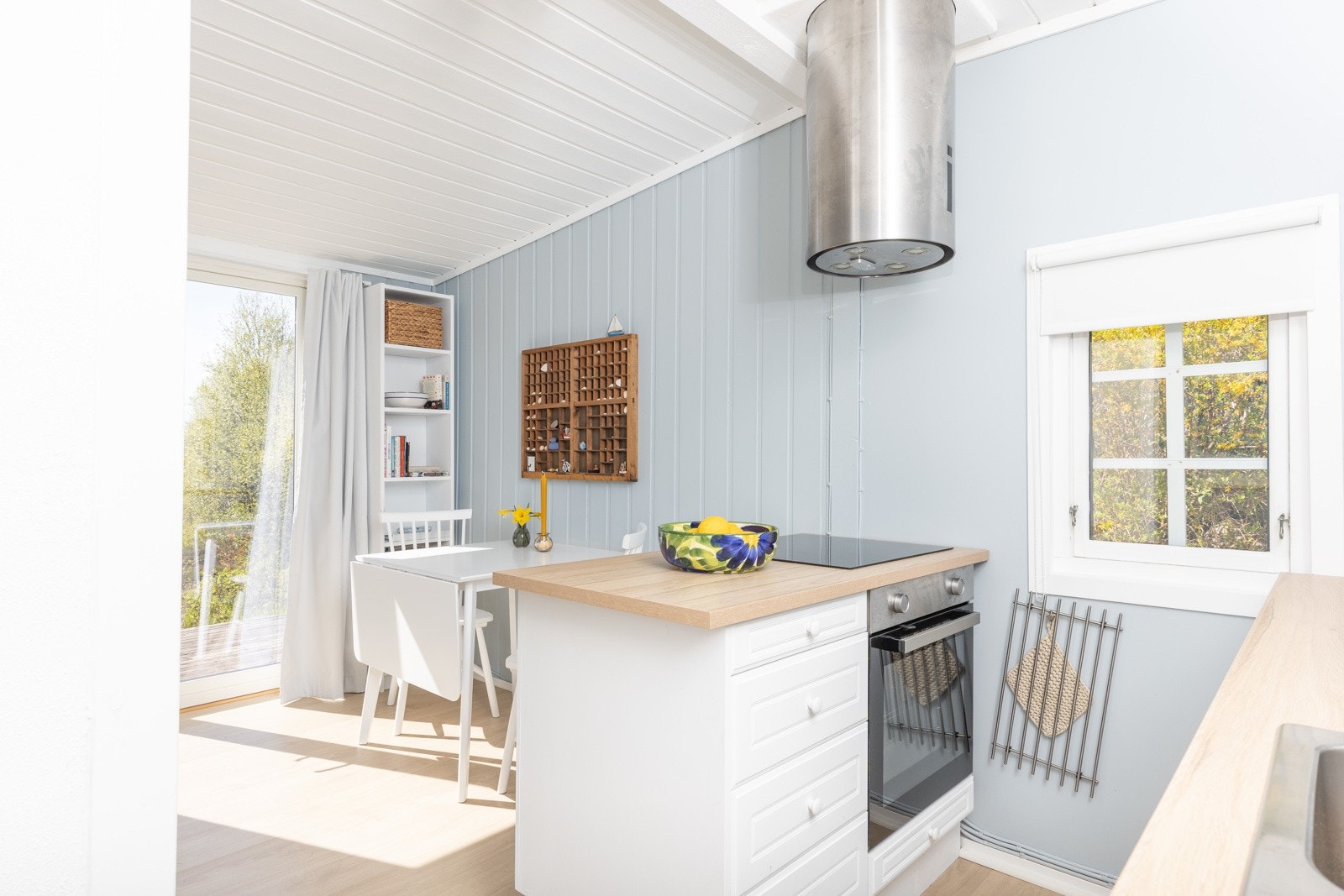 Den åpne løsningen gjør rommet luftig og inkluderende. Galleribilde