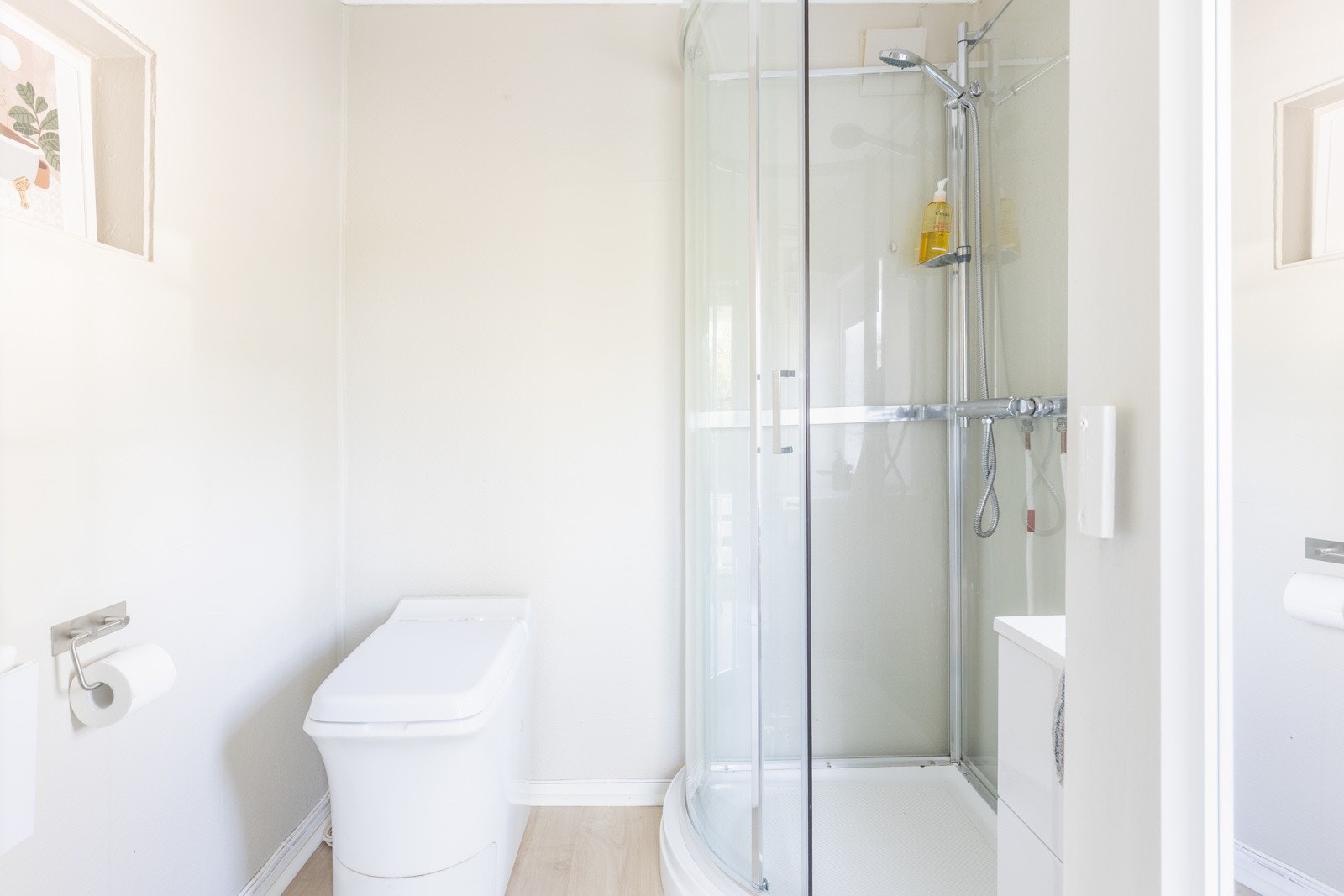 Badet har en lys og praktisk utforming. Galleribilde