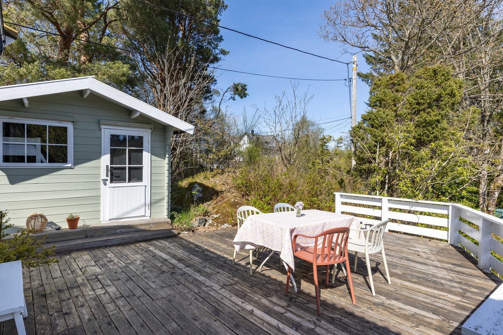 Solrike terrasser som strekker dagen fra morgenkaffe til kveldsgløtt. Galleribilde