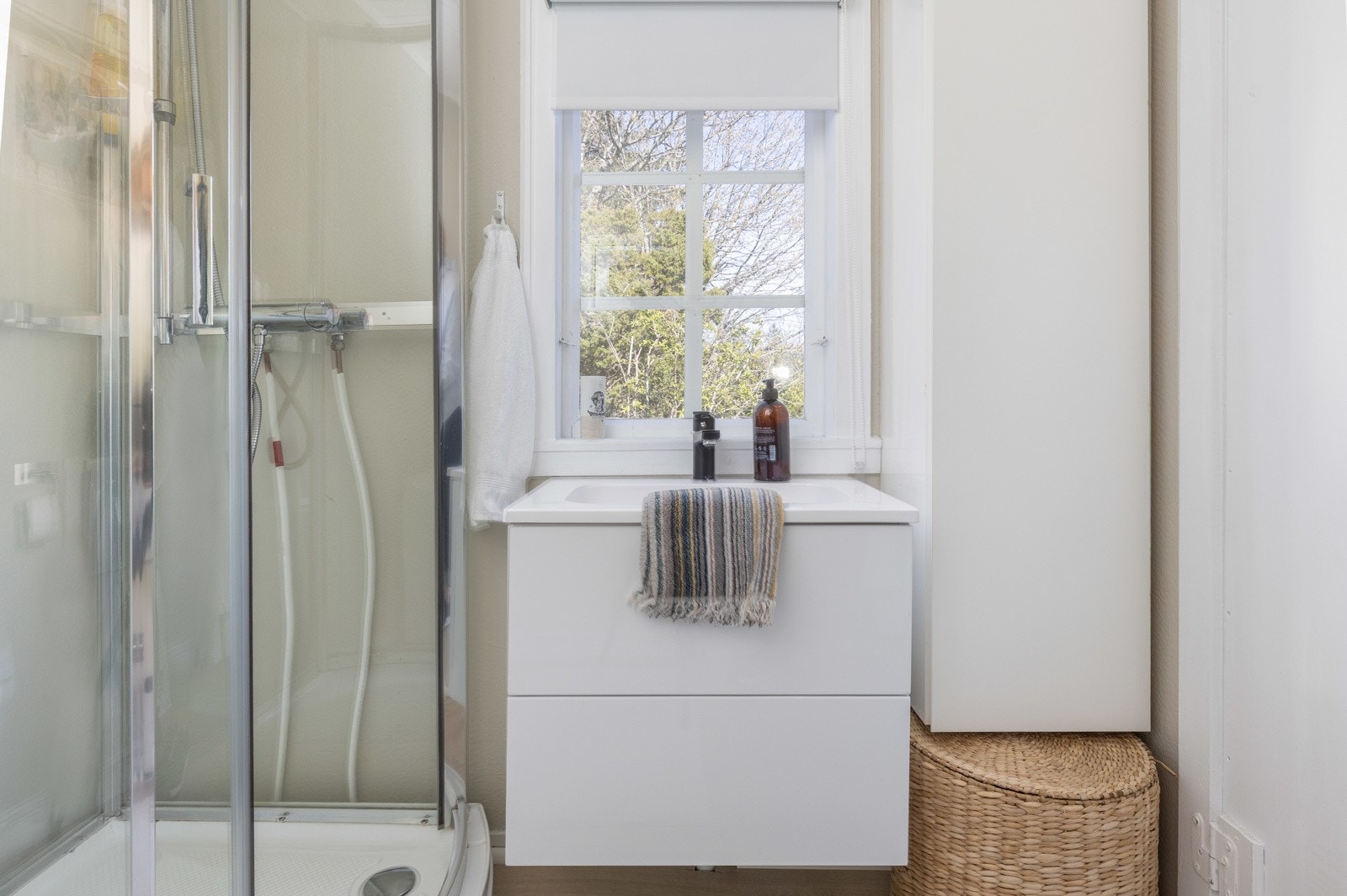 Innredet med dusjkabinett, forbrenningstoalett og moderne servantløsning. Galleribilde