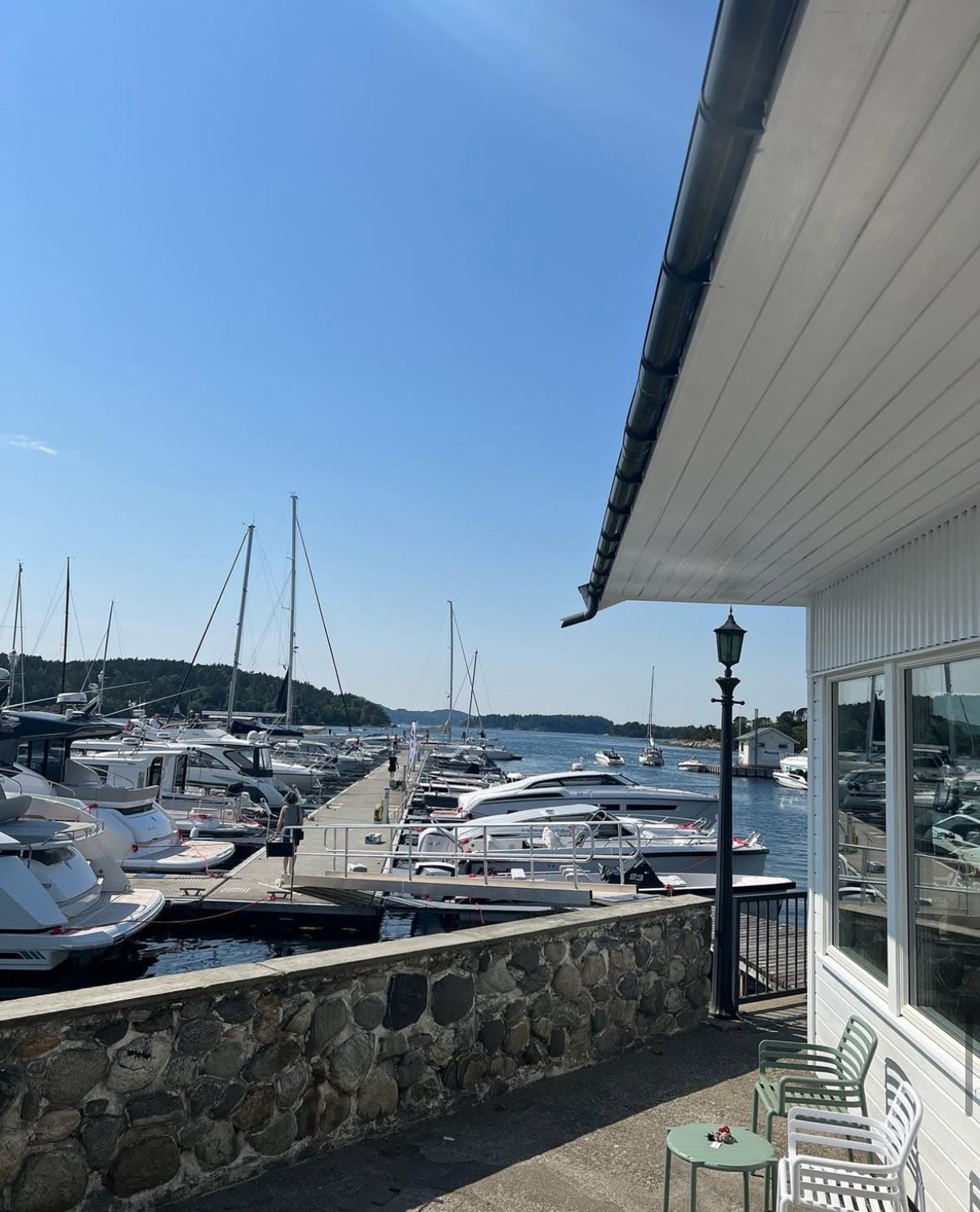 HAVN restaurant ligger like i nærheten på Hjellestad kai - med sjømat, pizza og sommerstemning. Galleribilde