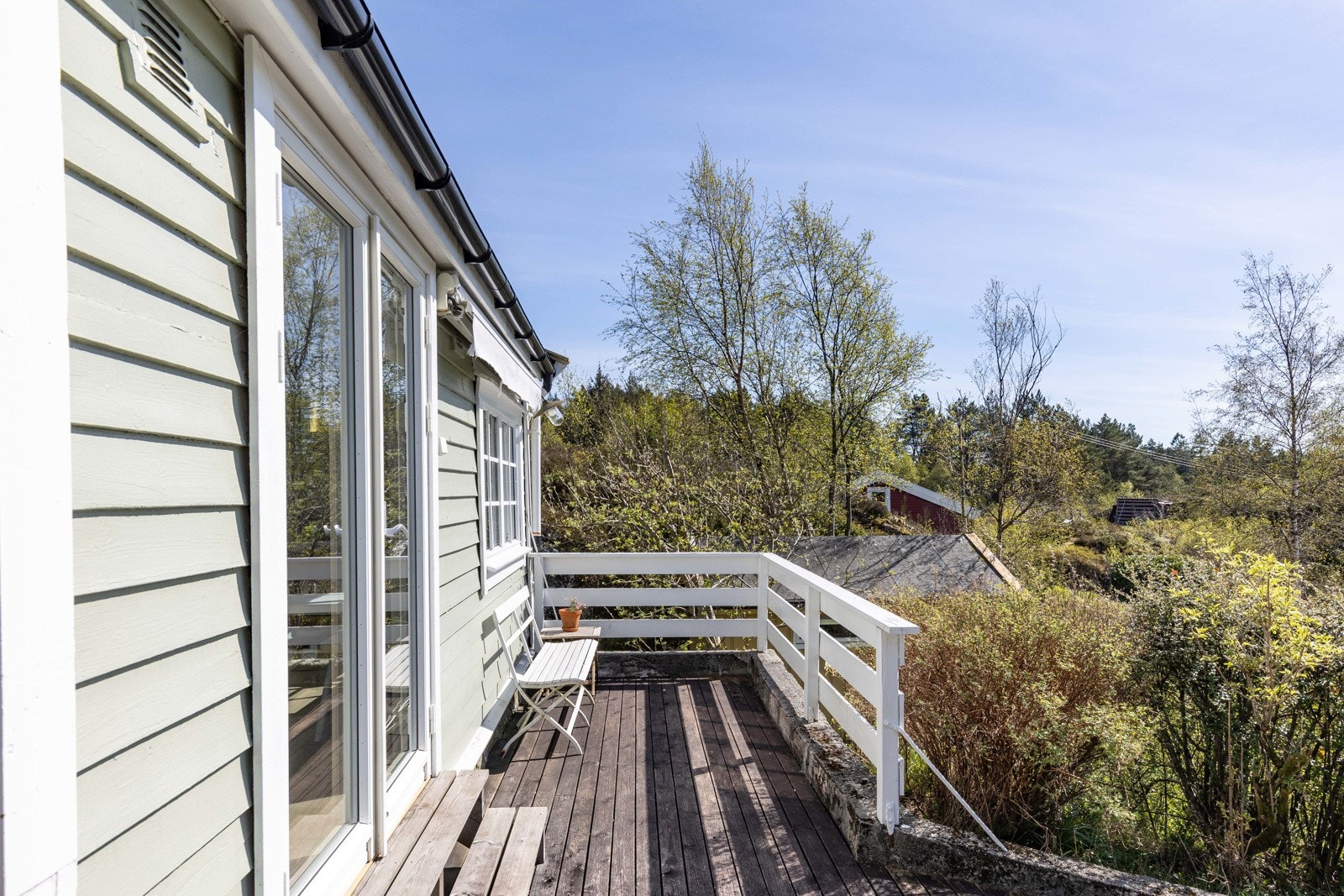 Her nytes varme sommerkvelder med utsikt til hagen nedenfor. Galleribilde