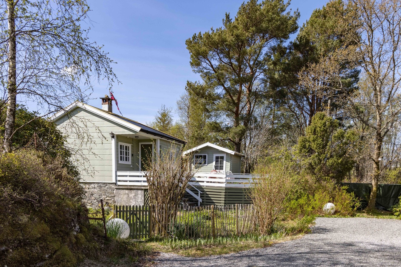 Parkering ved hytten gir enkel adkomst helt frem til døren Galleribilde