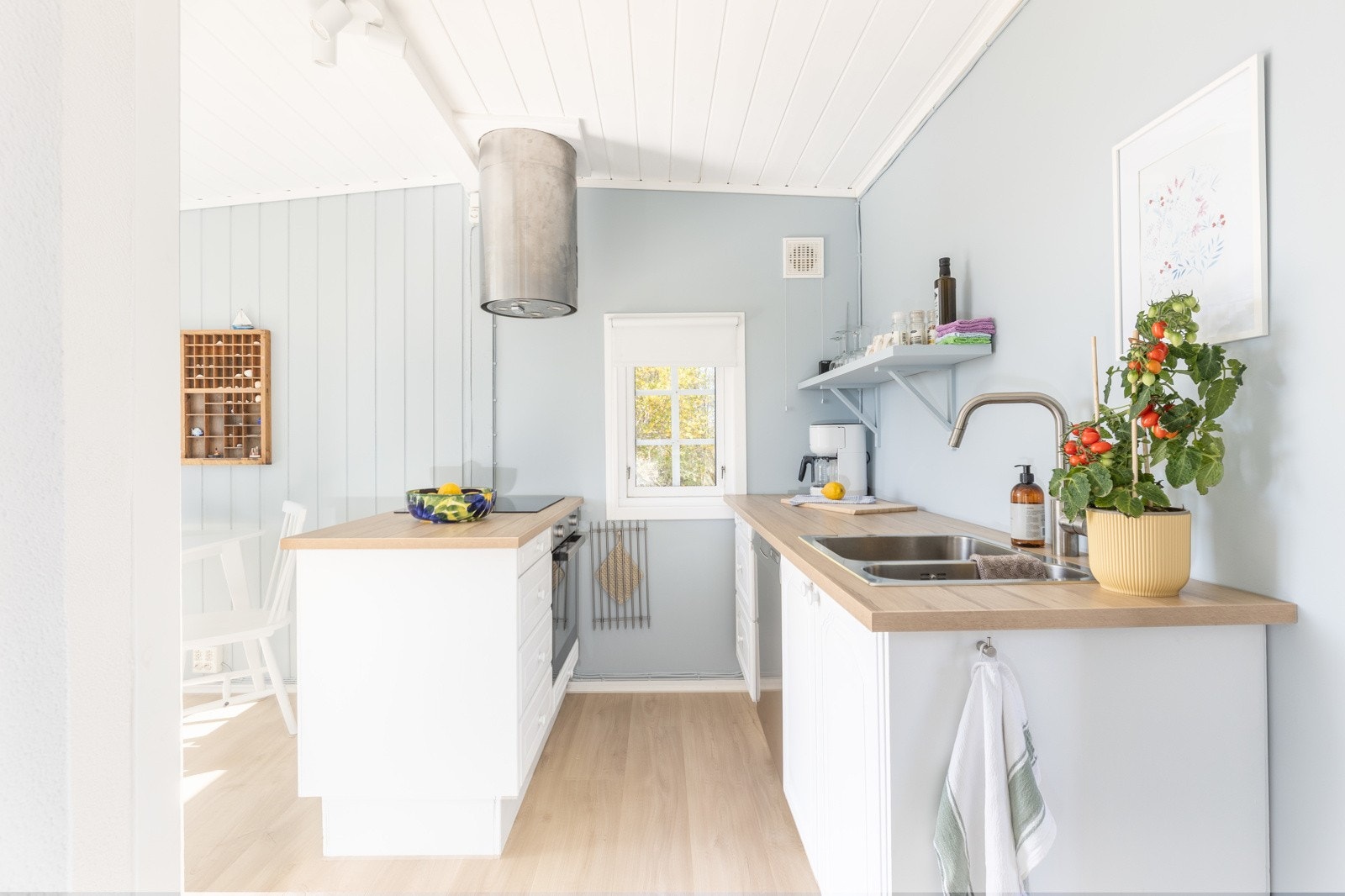 Åpen løsning med gjennomtenkt kjøkkensone - praktisk, sosial og svalt i sommerlige blåtoner. Galleribilde