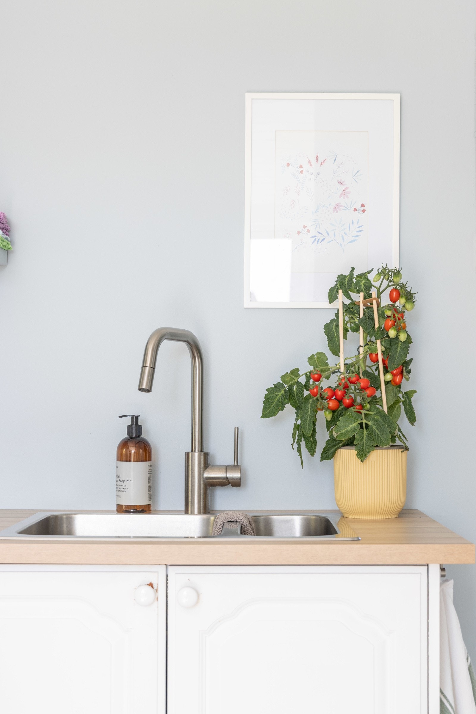 Gjennomtenkt innredning med profilerte fronter og god skapplass. Galleribilde