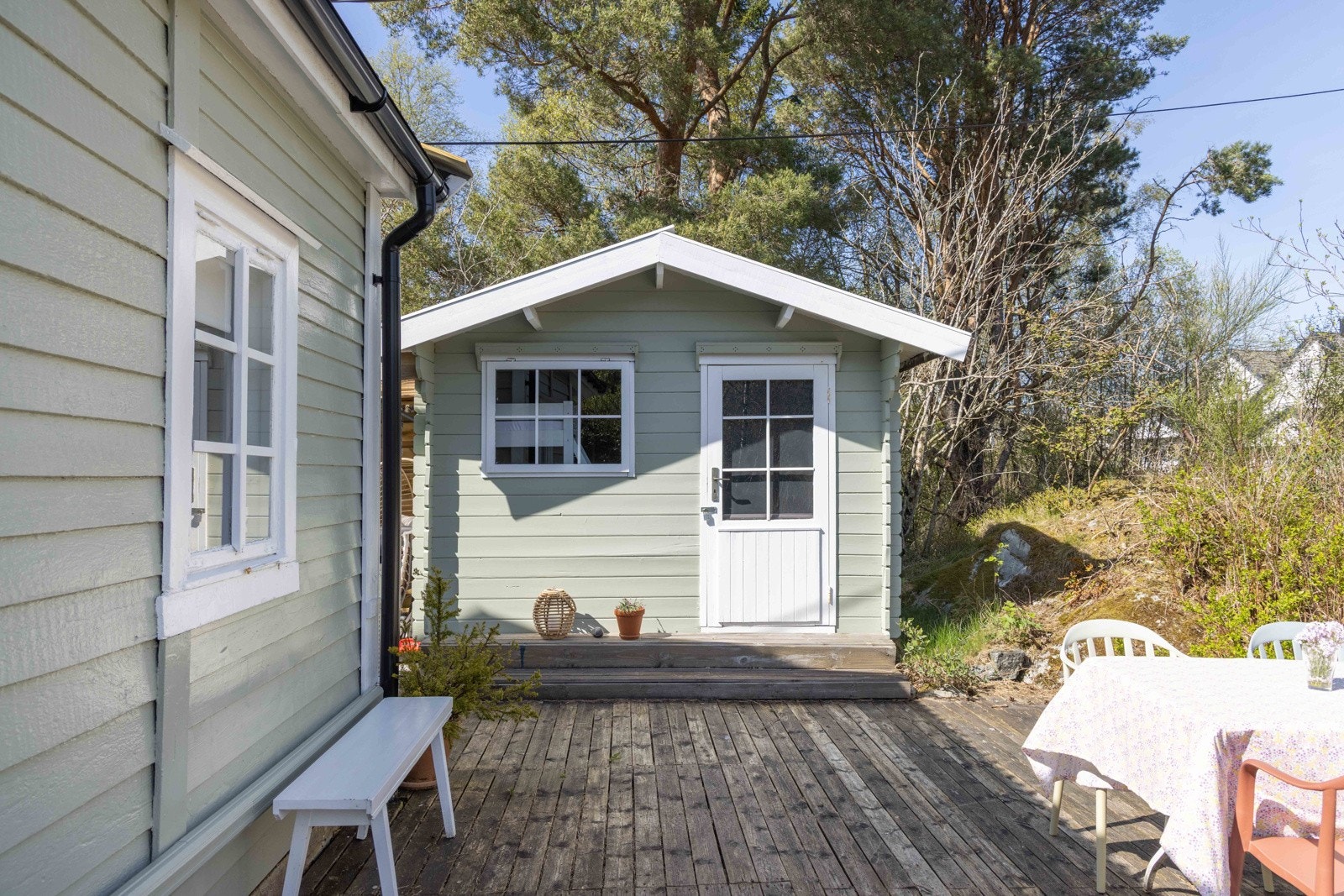 Tilkomst fra terrassen med morgensol - en lun og stille start på dagen. Galleribilde