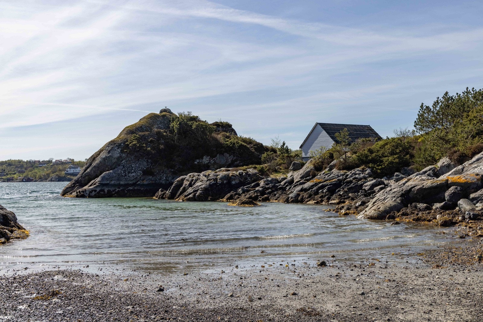 Lyden av måkeskrik, bølgeskvulp og barnelatter setter stemningen. Galleribilde