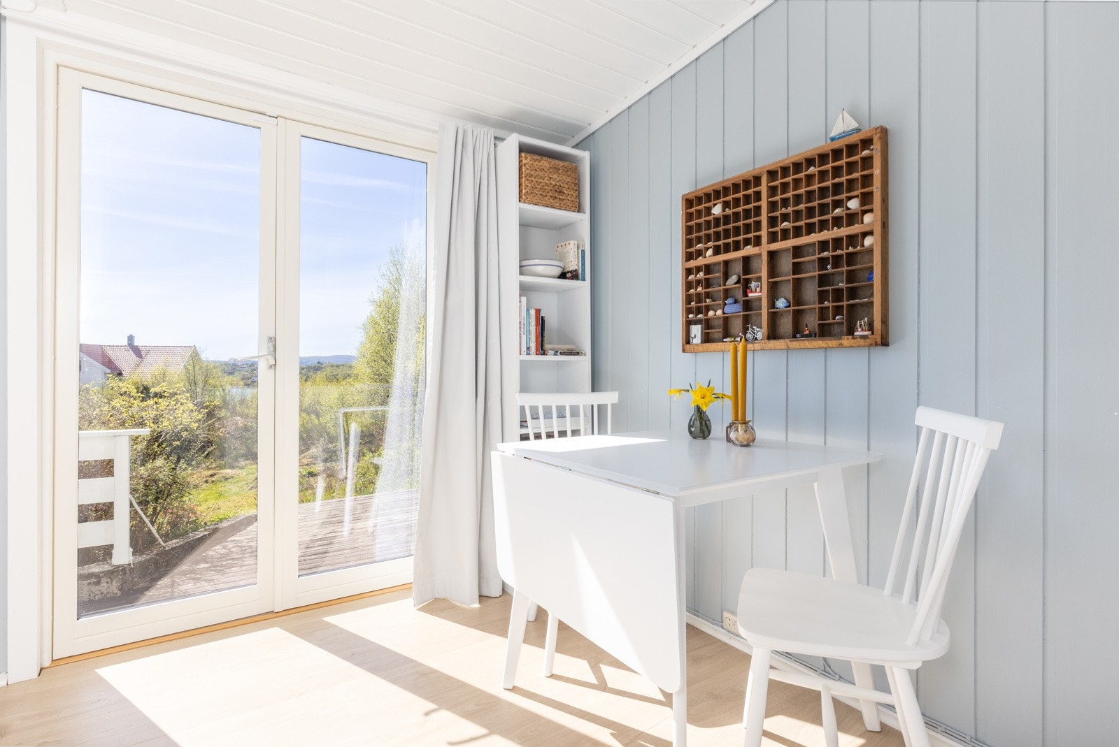 Fjordgløtt er et sted å lande - en sjarmerende hytte på 2,6 mål med solrike terrasser, frodig hage og kort vei til en barnevennlig strand. Her senker skuldrene seg, og dagene får mer plass. Galleribilde