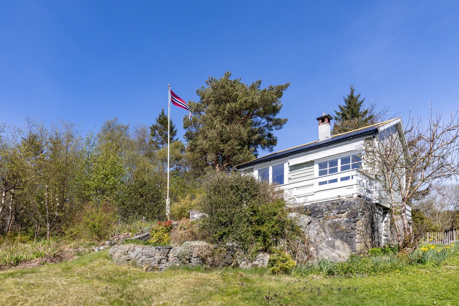 En hage for barneføtter, et hjem for sommersmil. Galleribilde