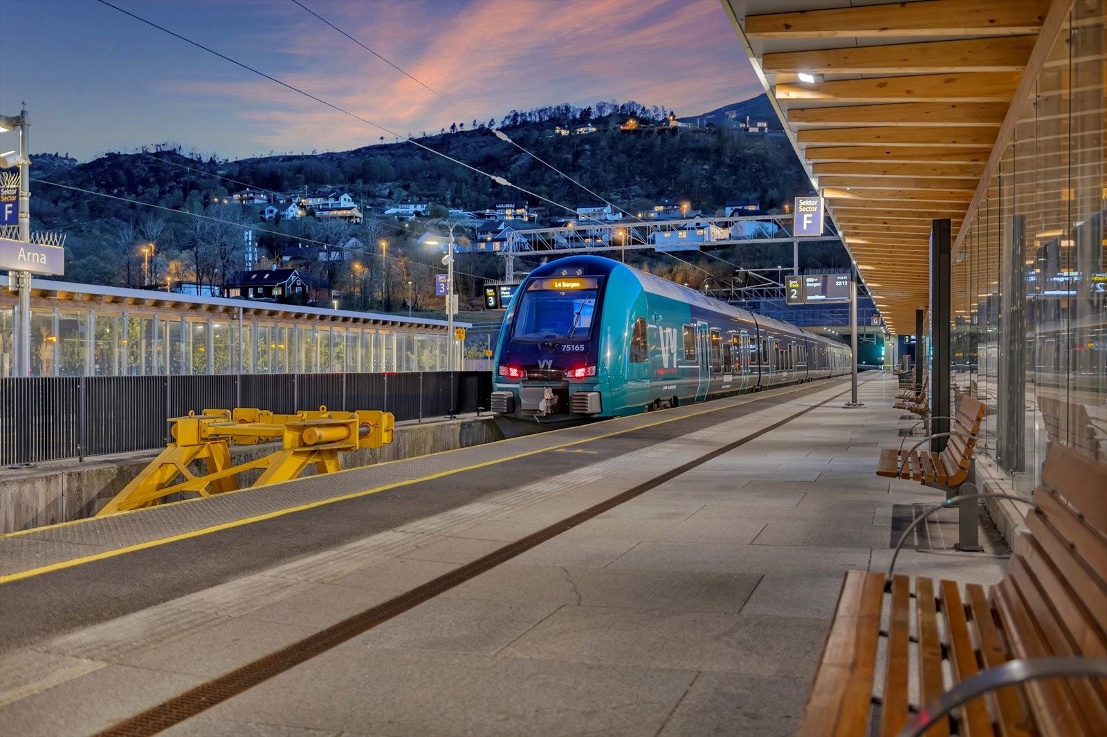 Fra Jernbanen og Arna terminal går det hyppige avganger flere ganger i timen. (ca hvert 15 minutt) Galleribilde