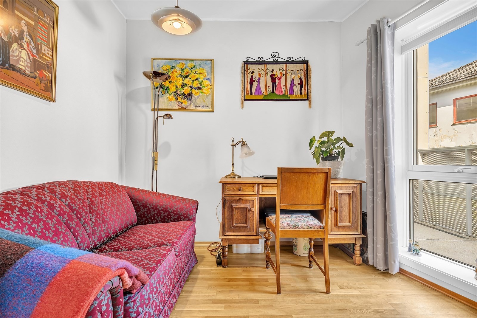 Soverom 2 er på 8,1 m² og har god plass til standard møblering med seng, garderobe og nattbord. Galleribilde