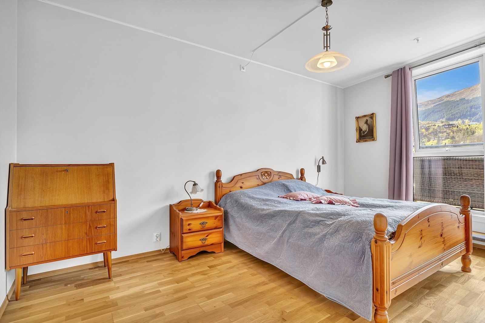 Leilighetens hovedsoverom på 14,4 m² gir god plass til en dobbeltseng og ønsket soveromsinnredning. Galleribilde