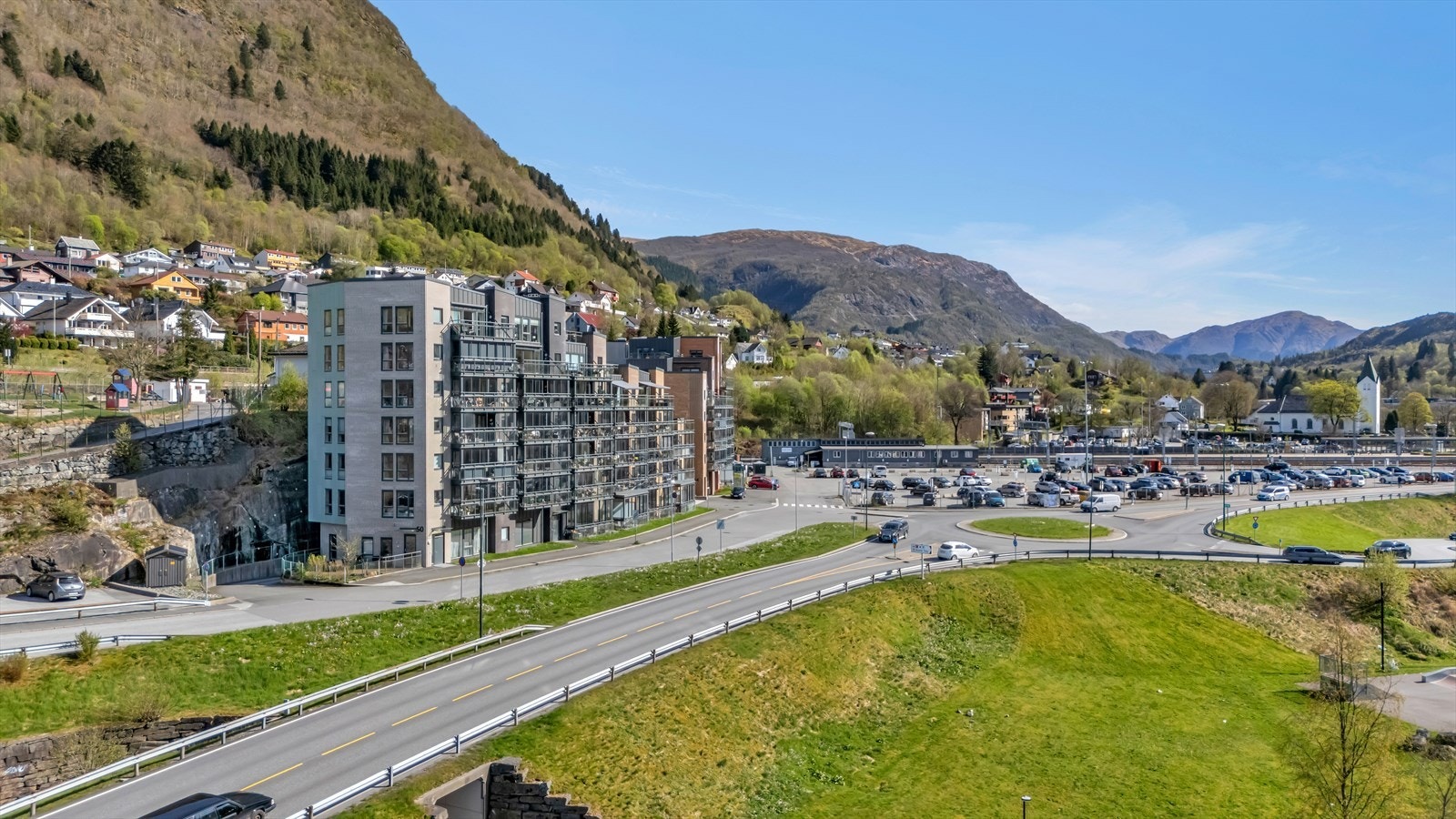 Det er også kort gangavstand til Idrettsparken og flotte turområder. For den turglade kan Gullfjellet, Arnanipa og Reppedalen trekkes frem som populære turer i nærområdet. Galleribilde
