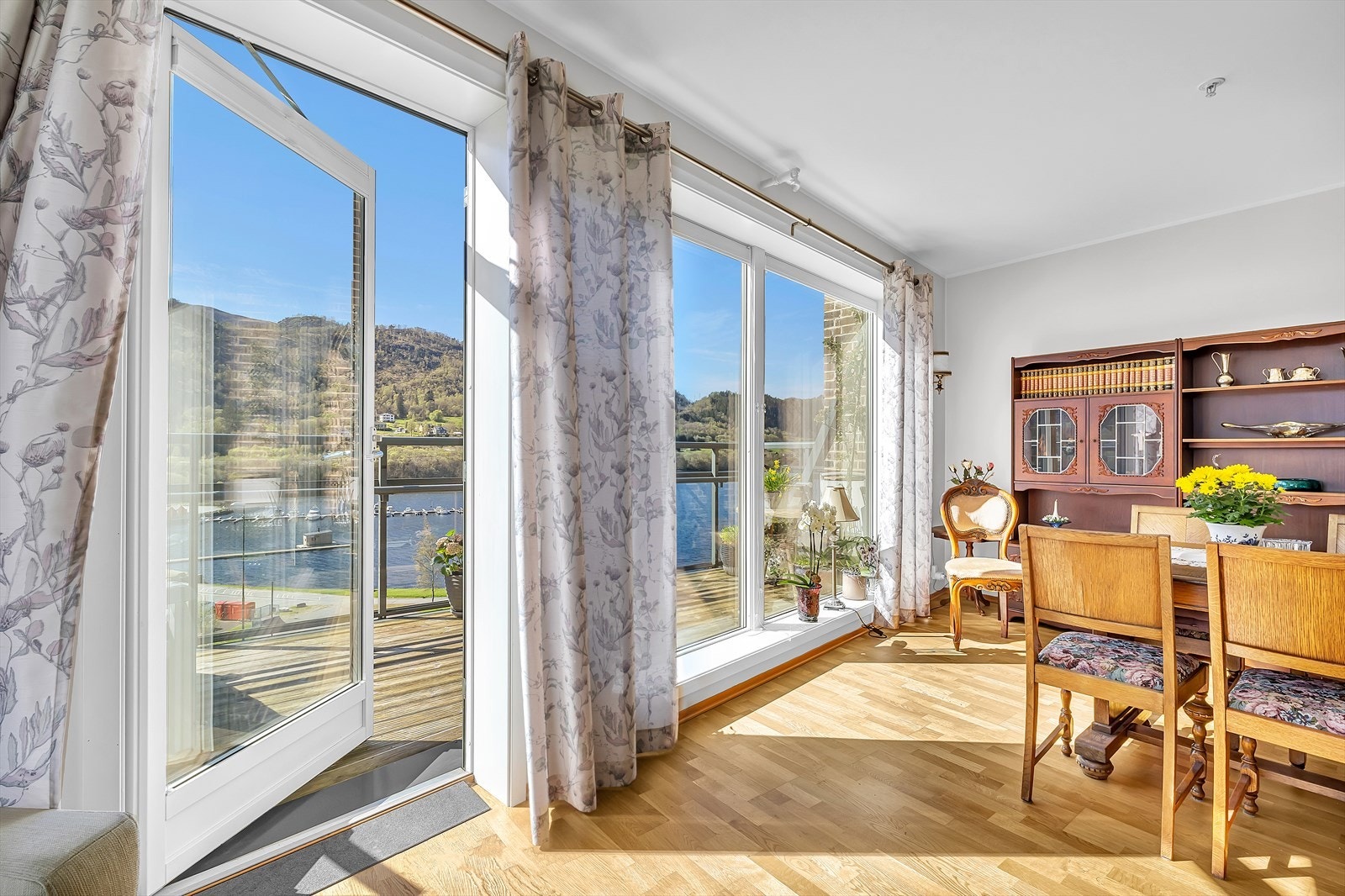 Boligens andre uteplass har også utgang fra stuen. Her kan du nyte kveldssolen. Galleribilde