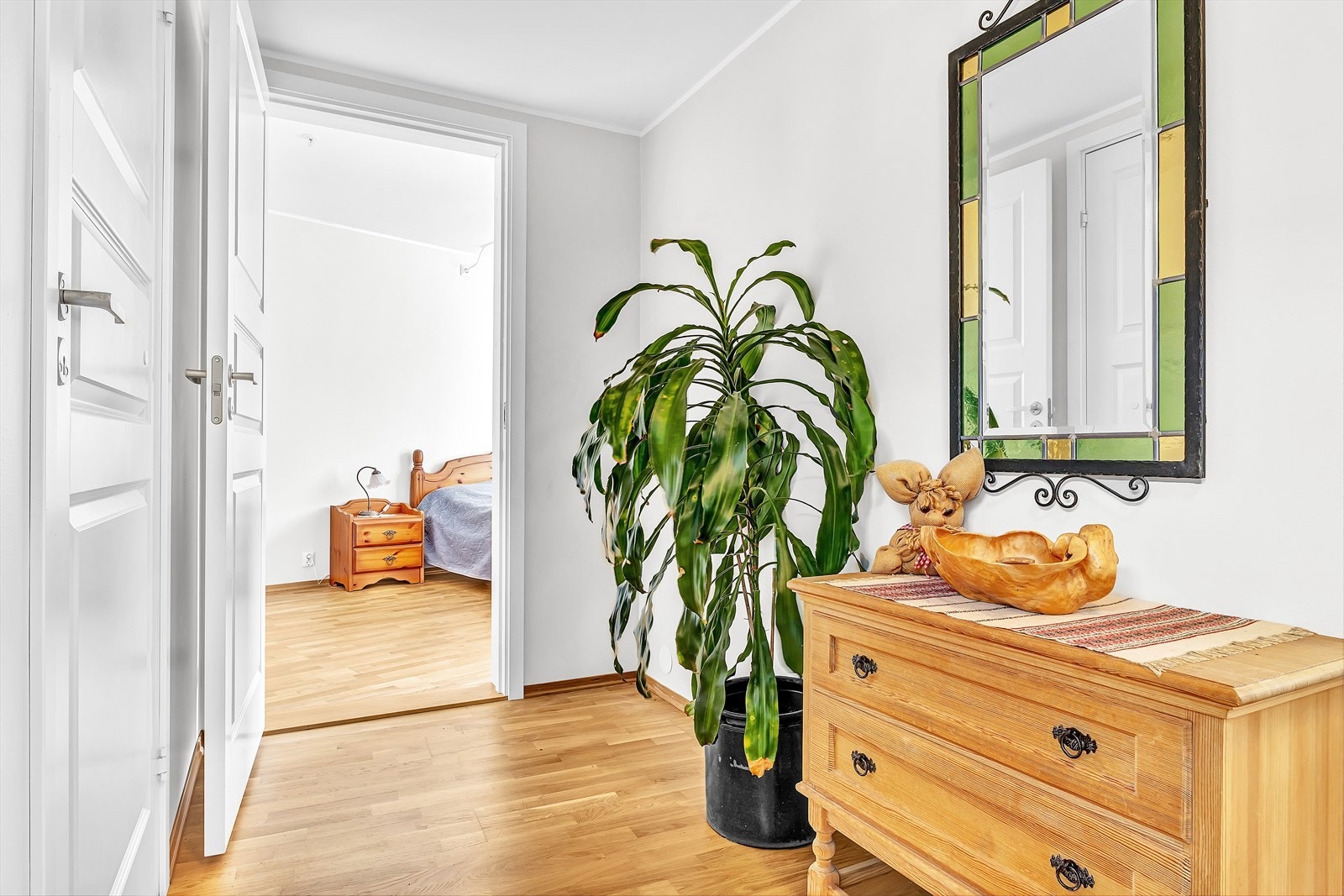 Romslig entre/gang på 10,3 kvm med god plass til oppbevaring og direkte tilgang til bod. Galleribilde