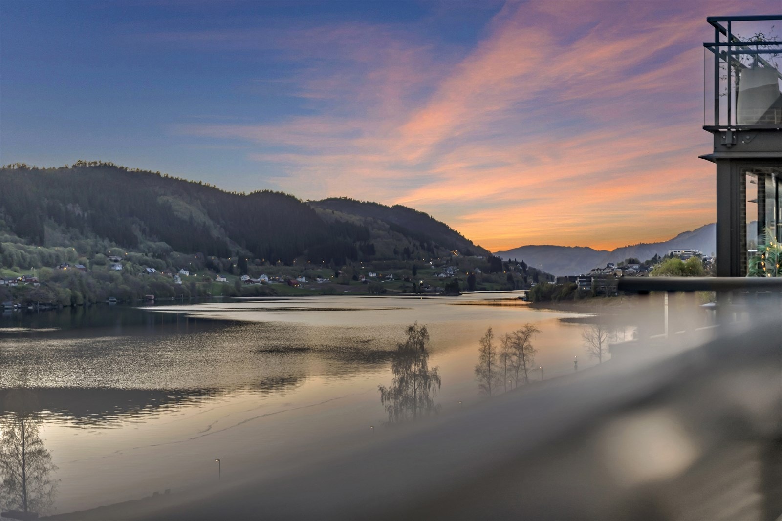 Svært sentral og attraktiv beliggenhet i Indre Arna med meget gode solforhold og en nydelig utsikt mot Arnavågen og omkringliggende fjell. Galleribilde