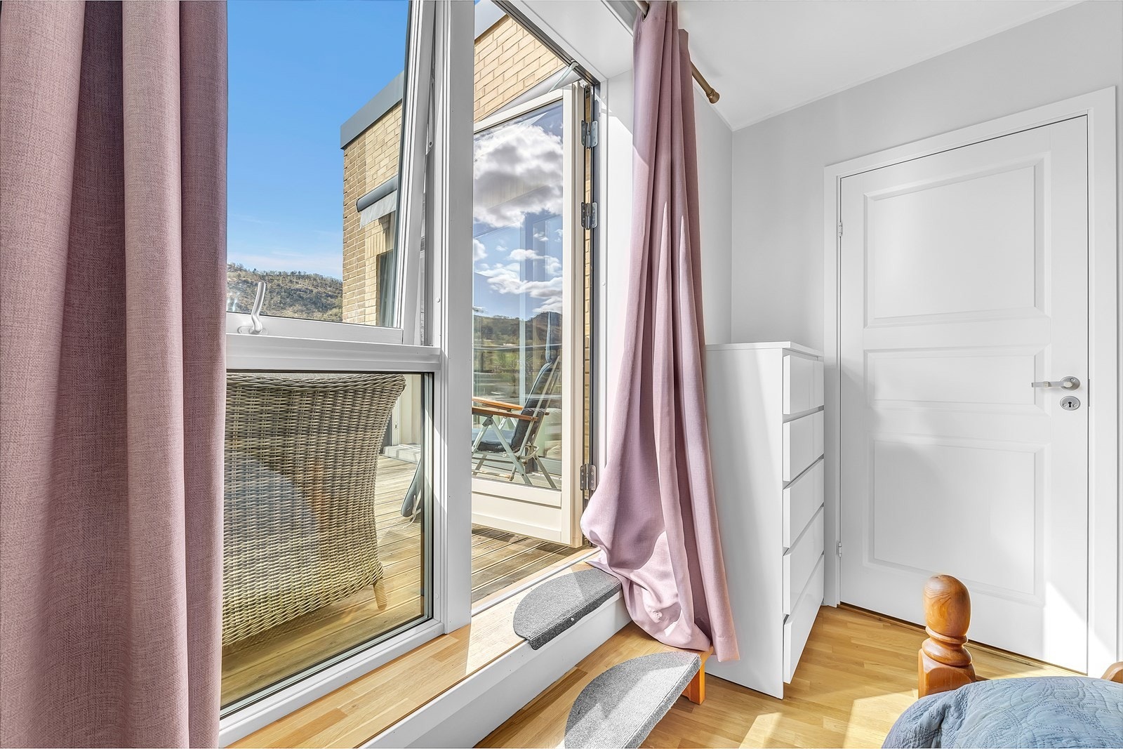 Fra soverommet får man, i tillegg til utgang fra stuen, også direkte adkomst til takterrassen. Galleribilde
