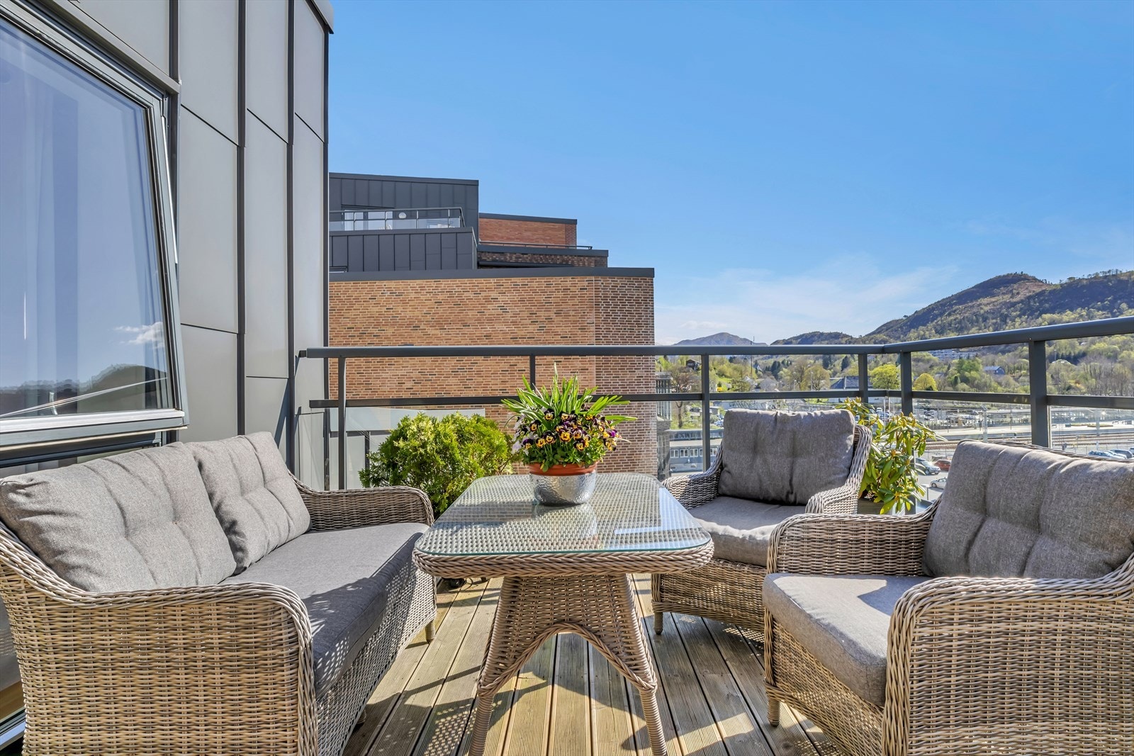 Den usjenerte takterrassen har en god størrelse og kan enkelt innredes med både spiseplass, grill og beplantning. Galleribilde