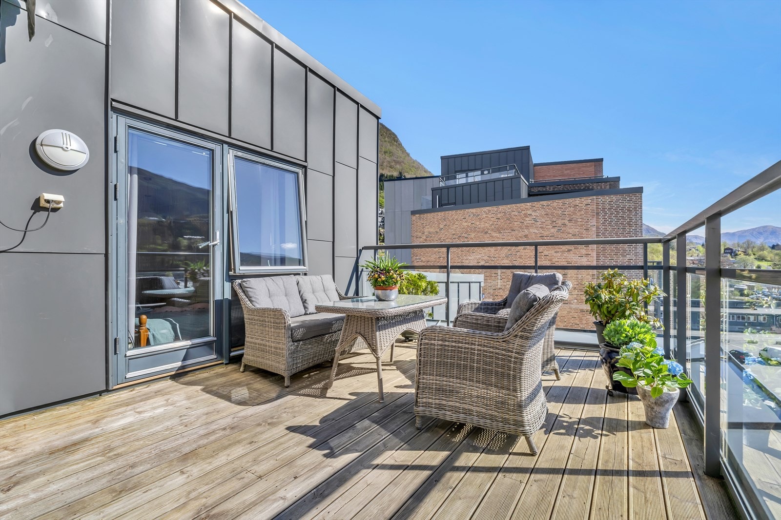 Velkommen ut på den romslige og usjenerte takterrassen med sol fra morgen til kveld. Galleribilde