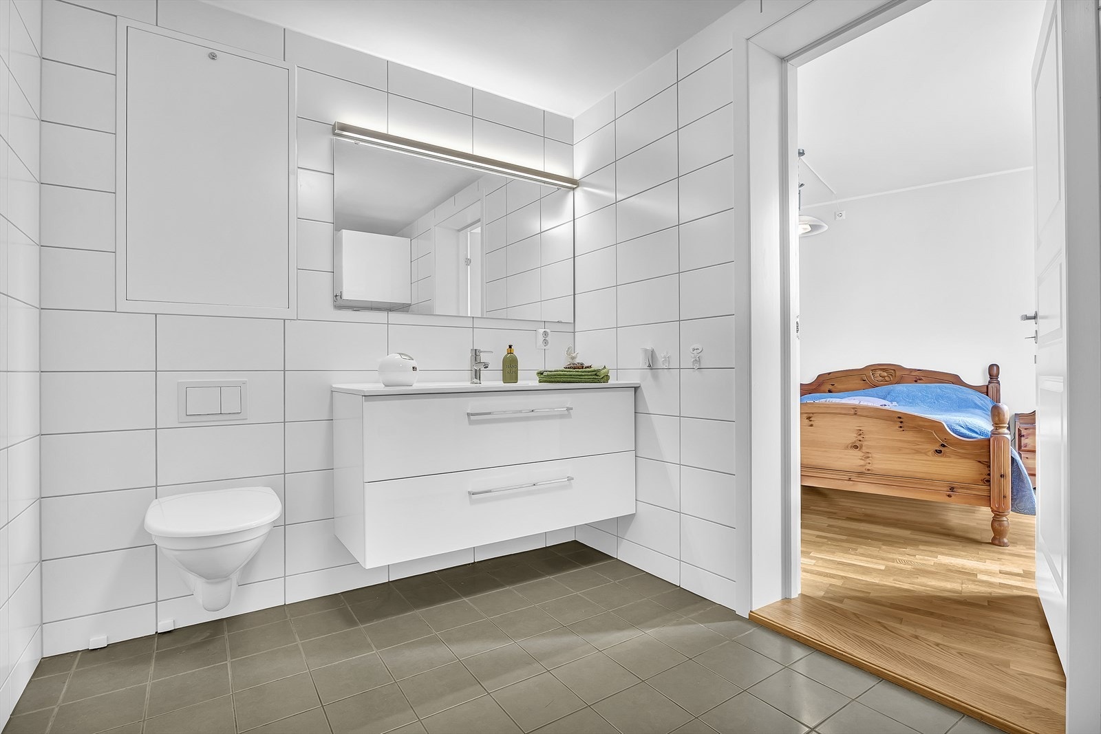 Badet har en romslig utforming på 6,7 m² og er praktisk tilgjengelig både fra gangen og hovedsoverommet. Galleribilde