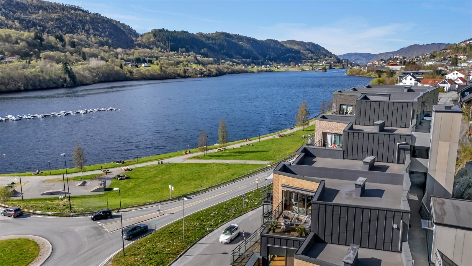 I bygget er det garasje i underetasje og heis fra garasje til hvert plan som gir en enkel adkomst. Galleribilde